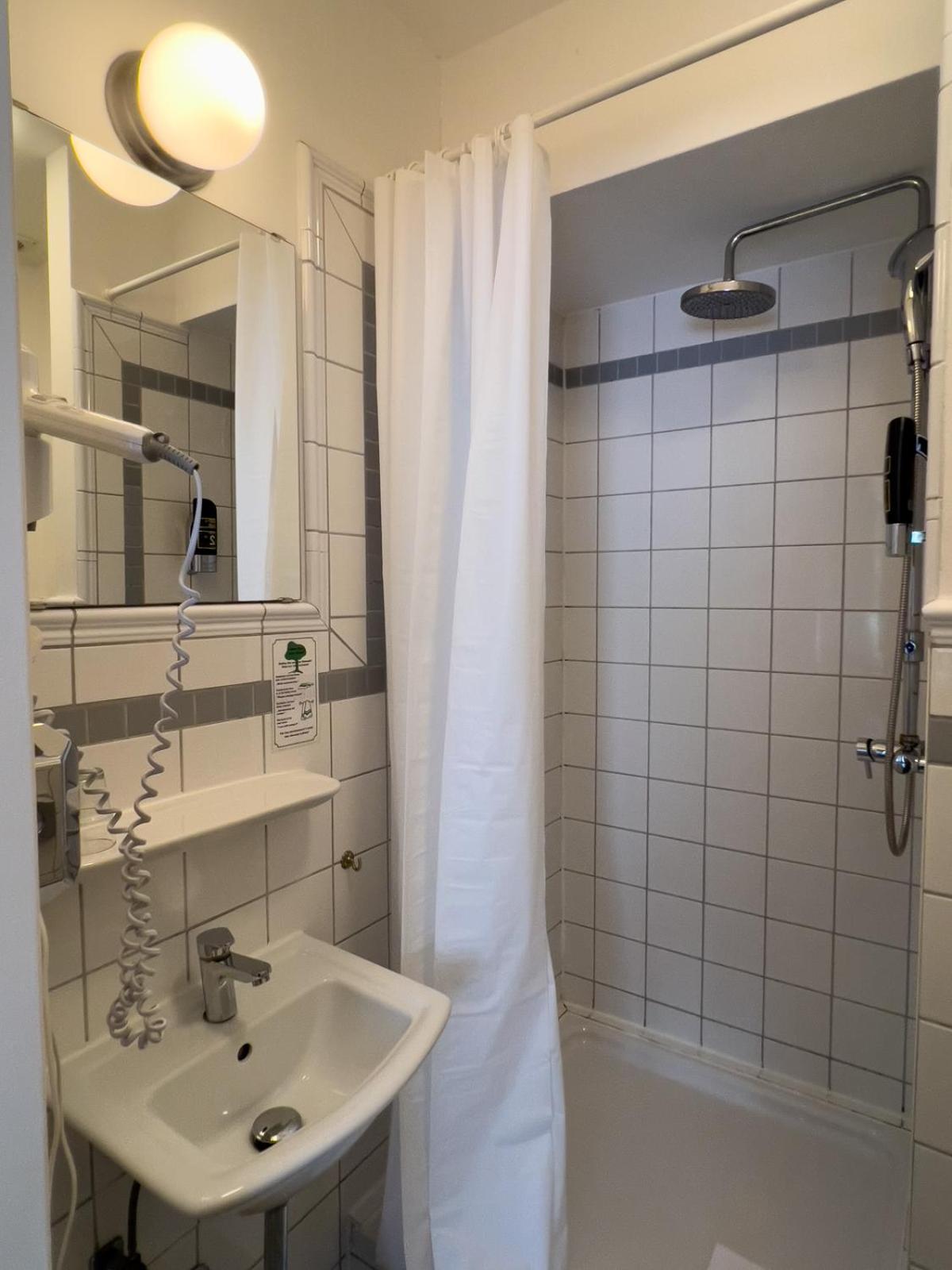 Standard Twin Room thumbnail 5