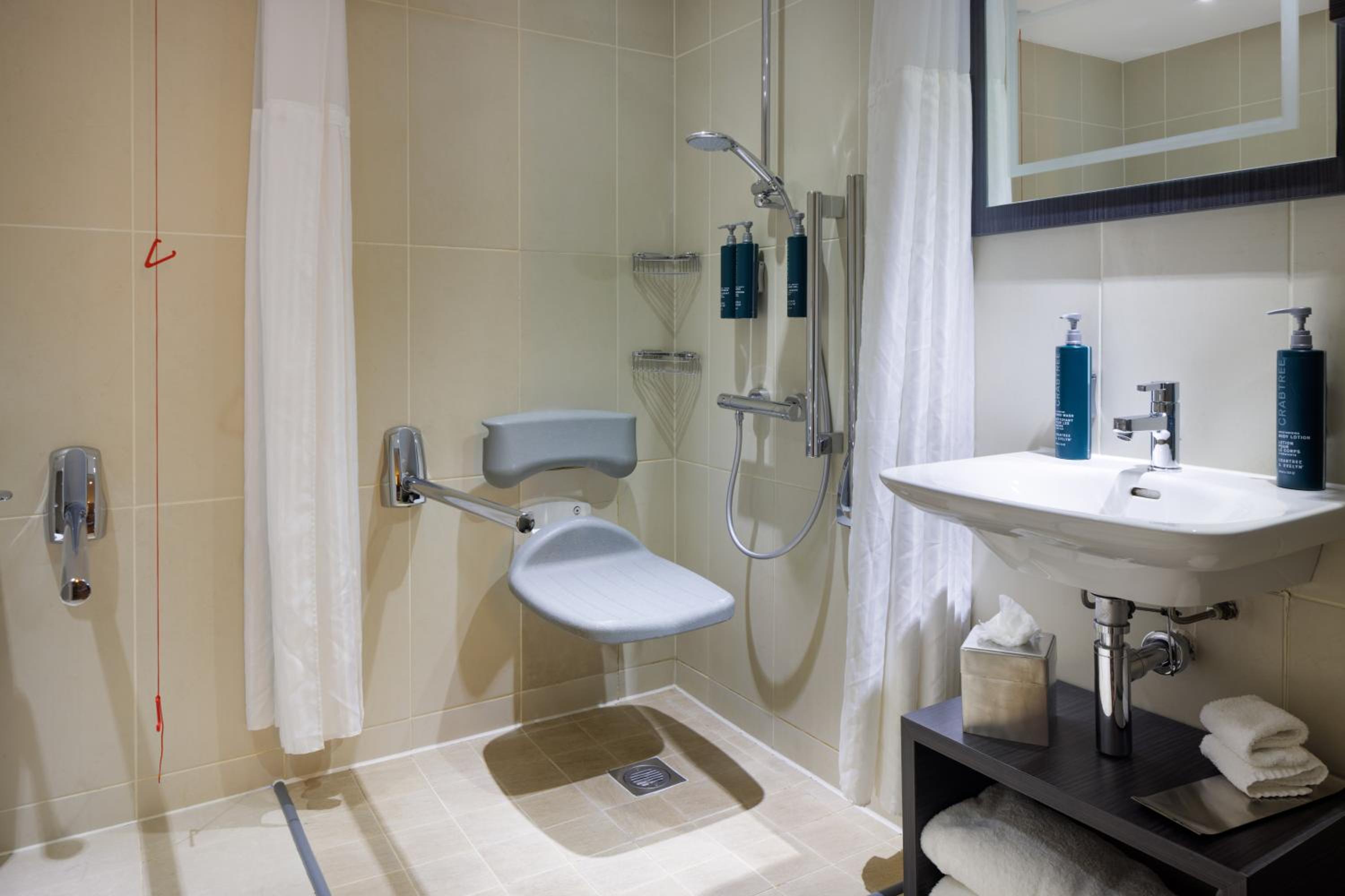 Accessible King Deluxe Room with Castle View thumbnail 5