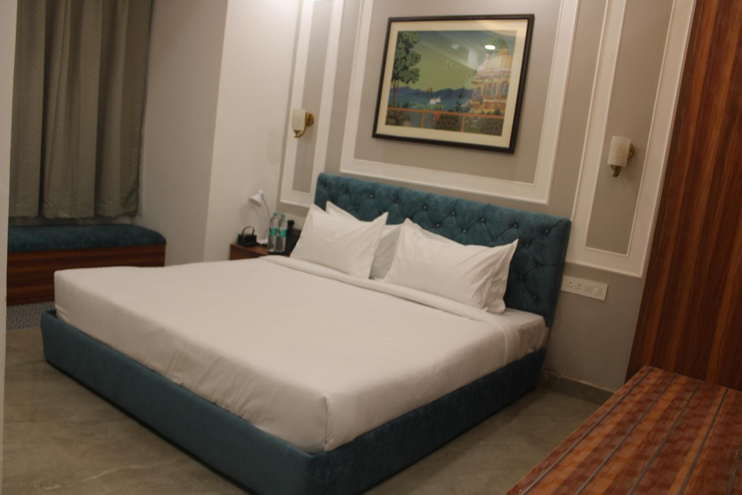 Deluxe Double Room (2 Adults + 1 Child) - Photo 3