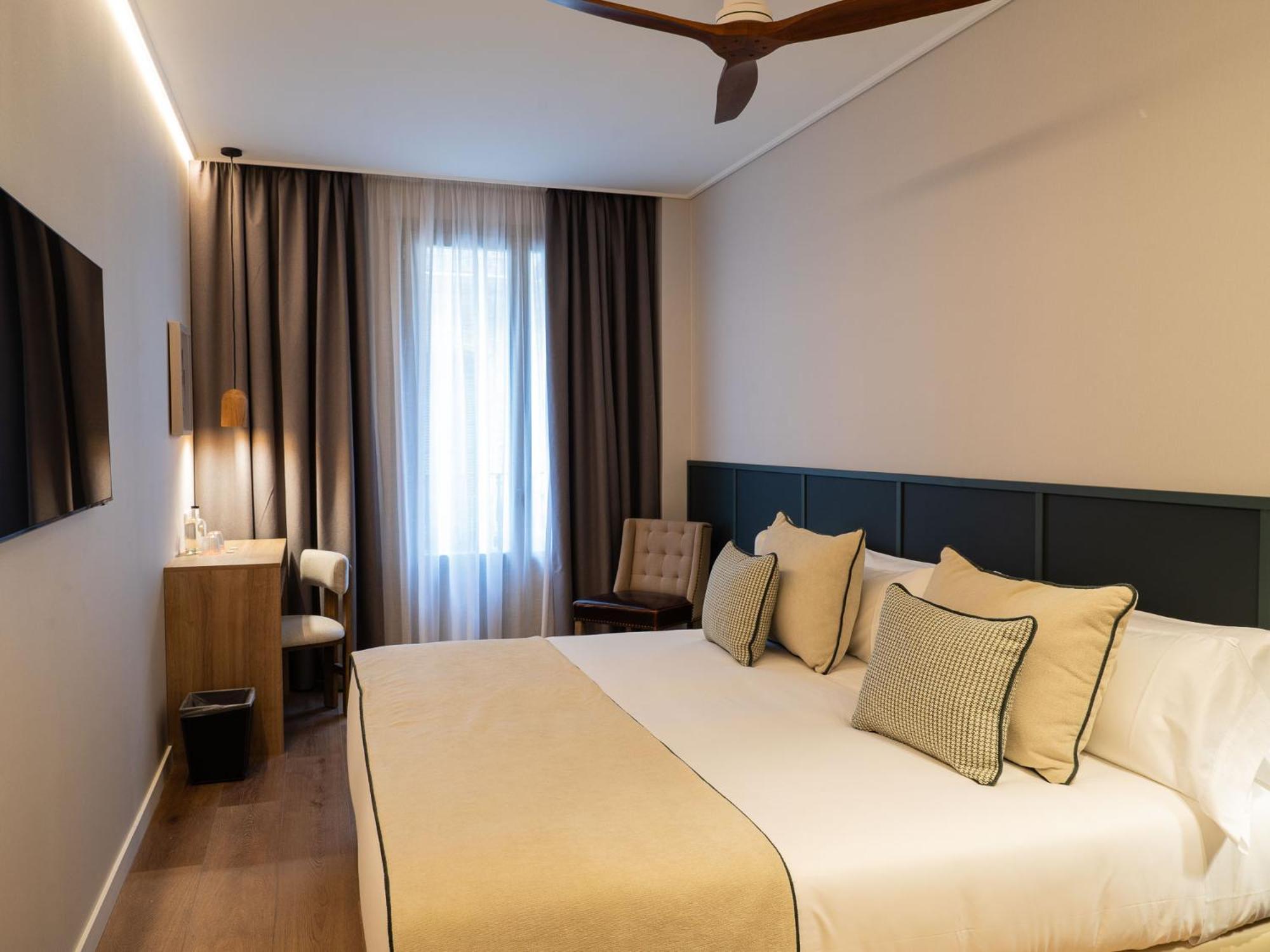 Deluxe Double or Twin Room with City View