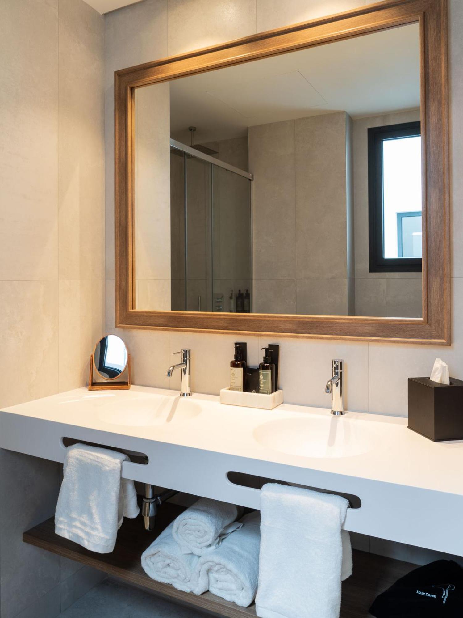 Deluxe Double or Twin Room with City View Deluxe Double or Twin Room with City View
