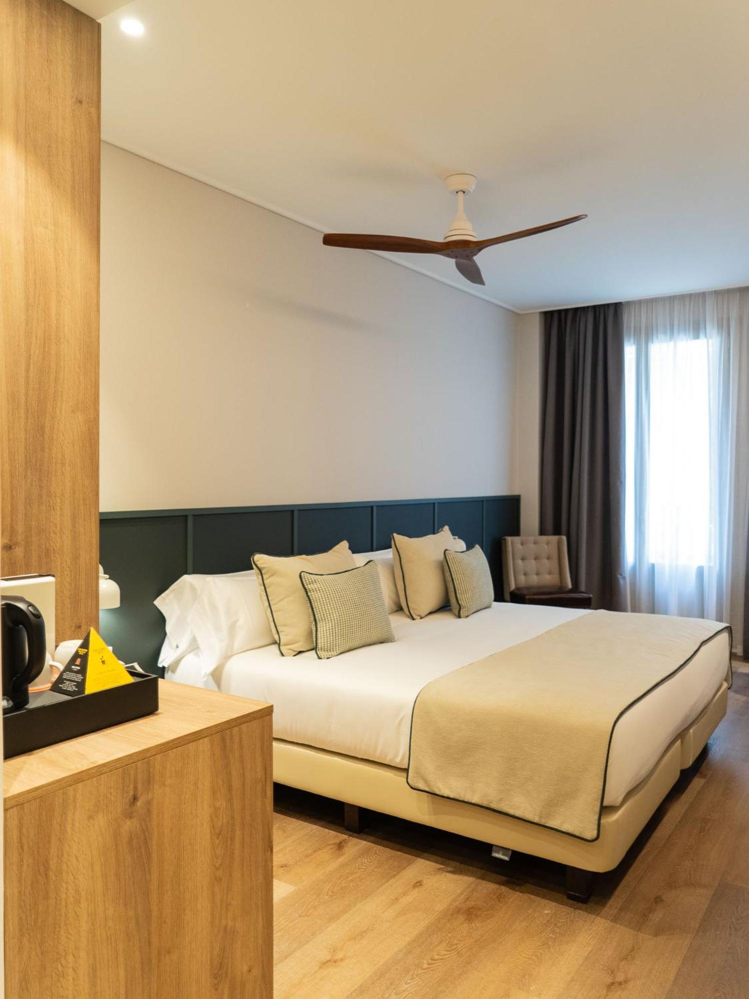 Deluxe Double or Twin Room with City View Deluxe Double or Twin Room with City View