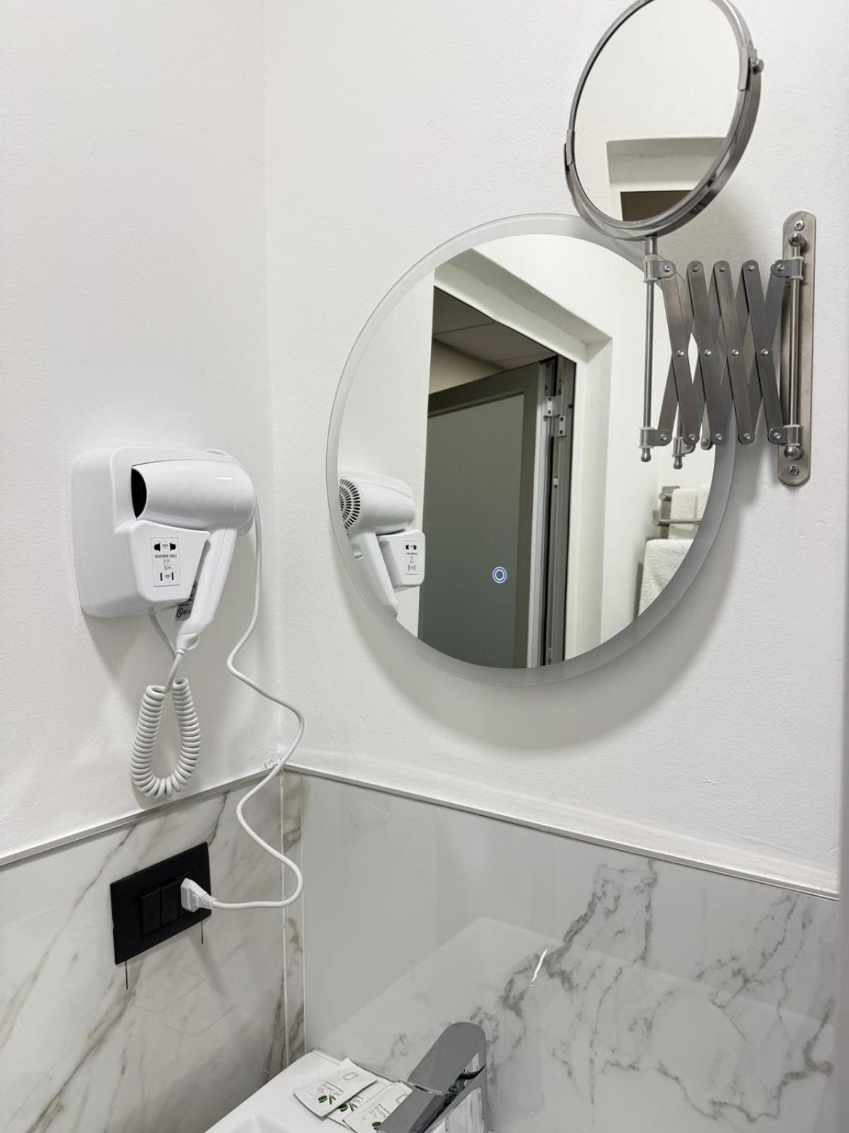 Deluxe Room - Photo 11