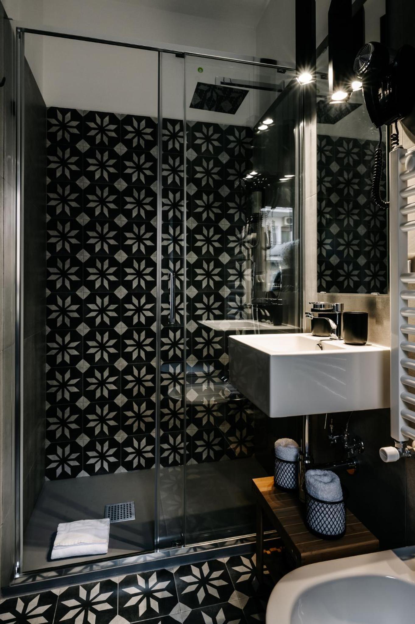 Double or Twin Room with Private Bathroom photo 3