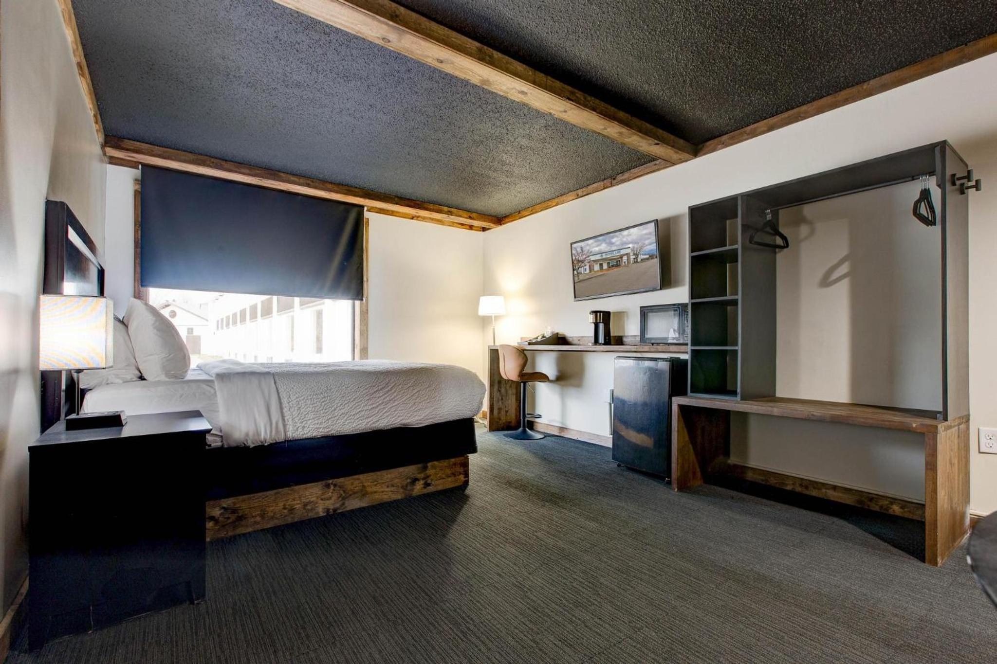 King Room - Non-Smoking - Photo 4