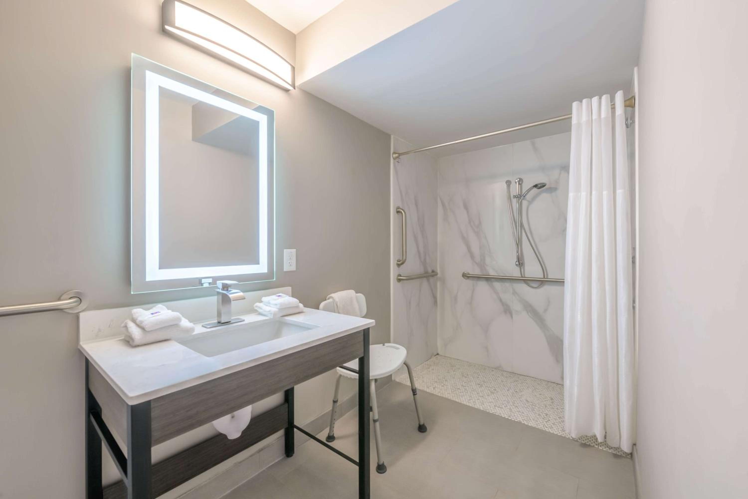 Quadruple Room - Disability Access - Non-Smoking photo 1
