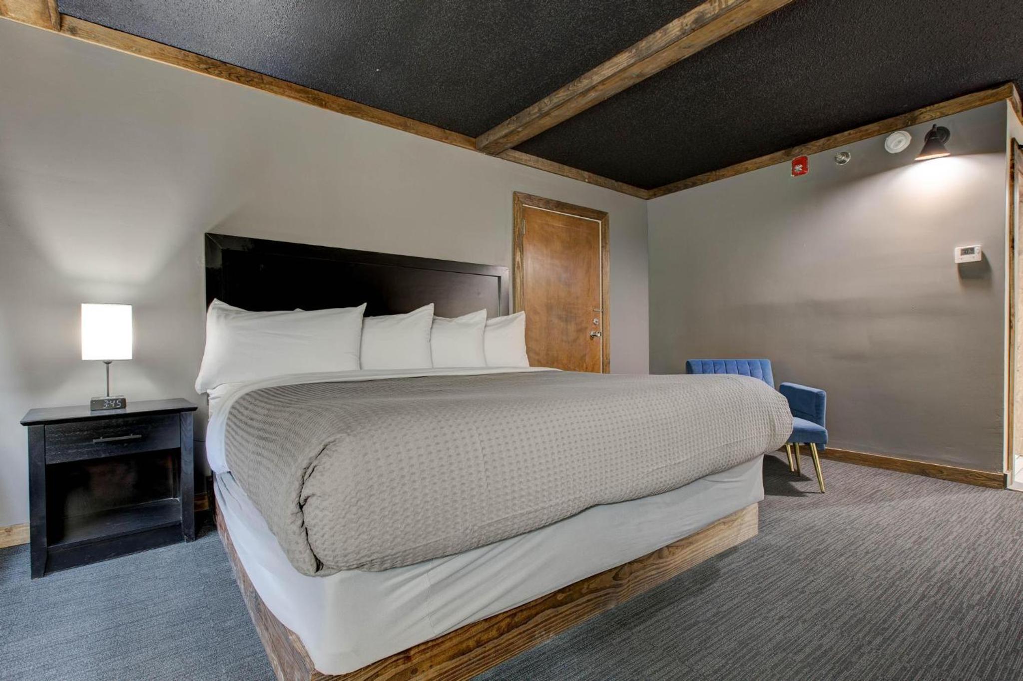 King Room - Non-Smoking - Photo 5