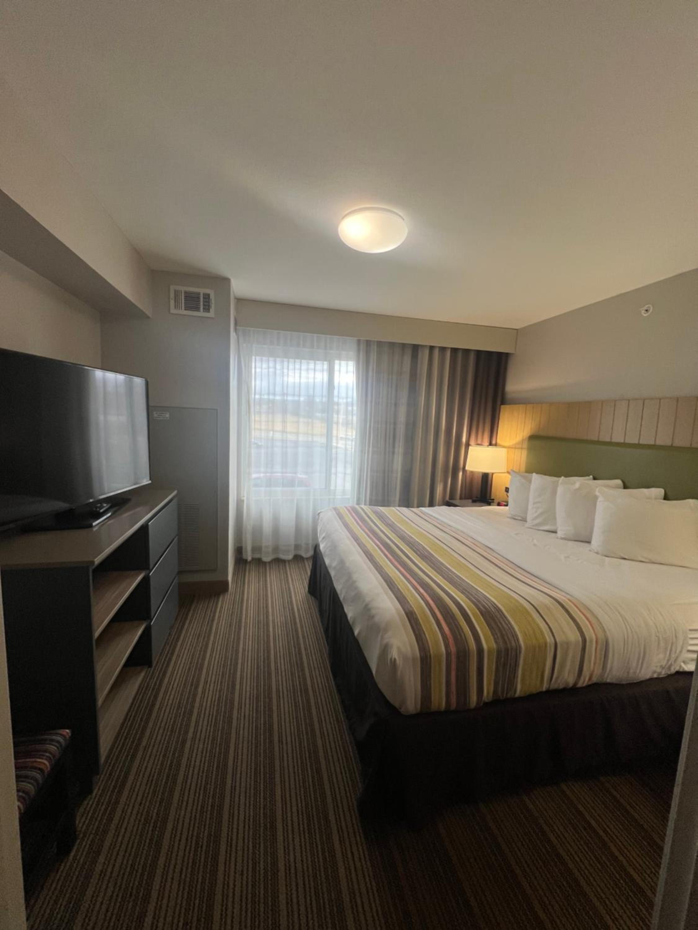 King Suite with Living Room - Non Smoking - Photo 3