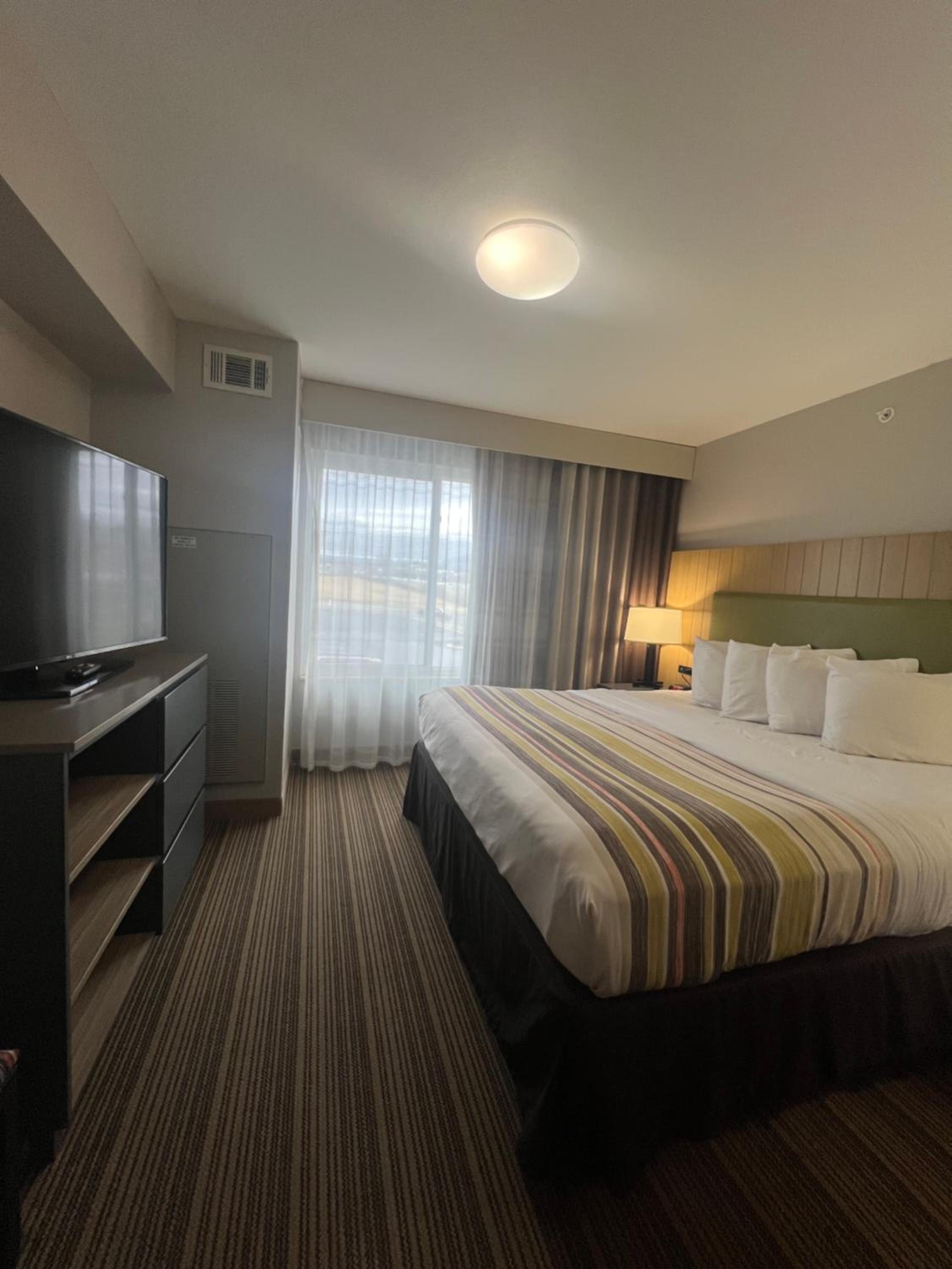King Suite with Living Room - Non Smoking - Photo 2