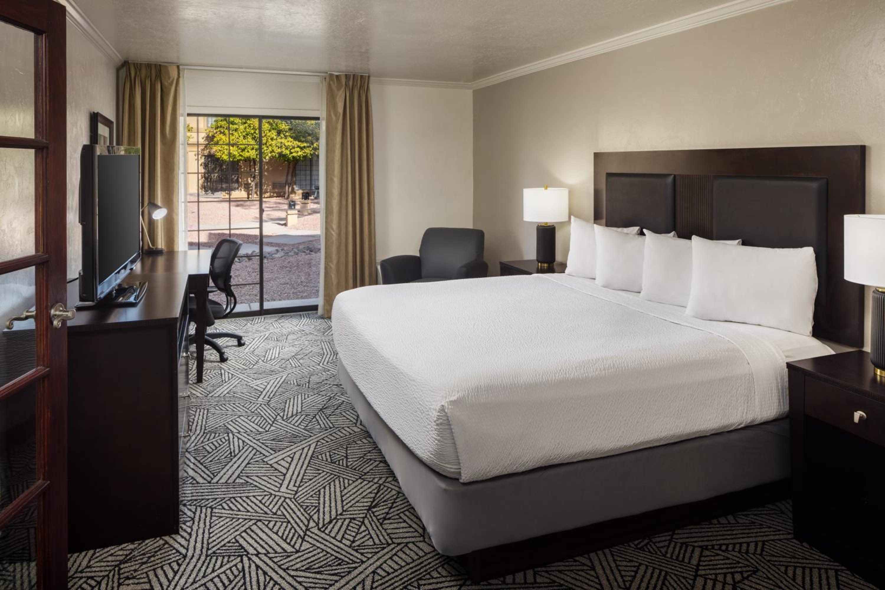 One-Bedroom King Suite with Pool View - Non-Smoking - Photo 2