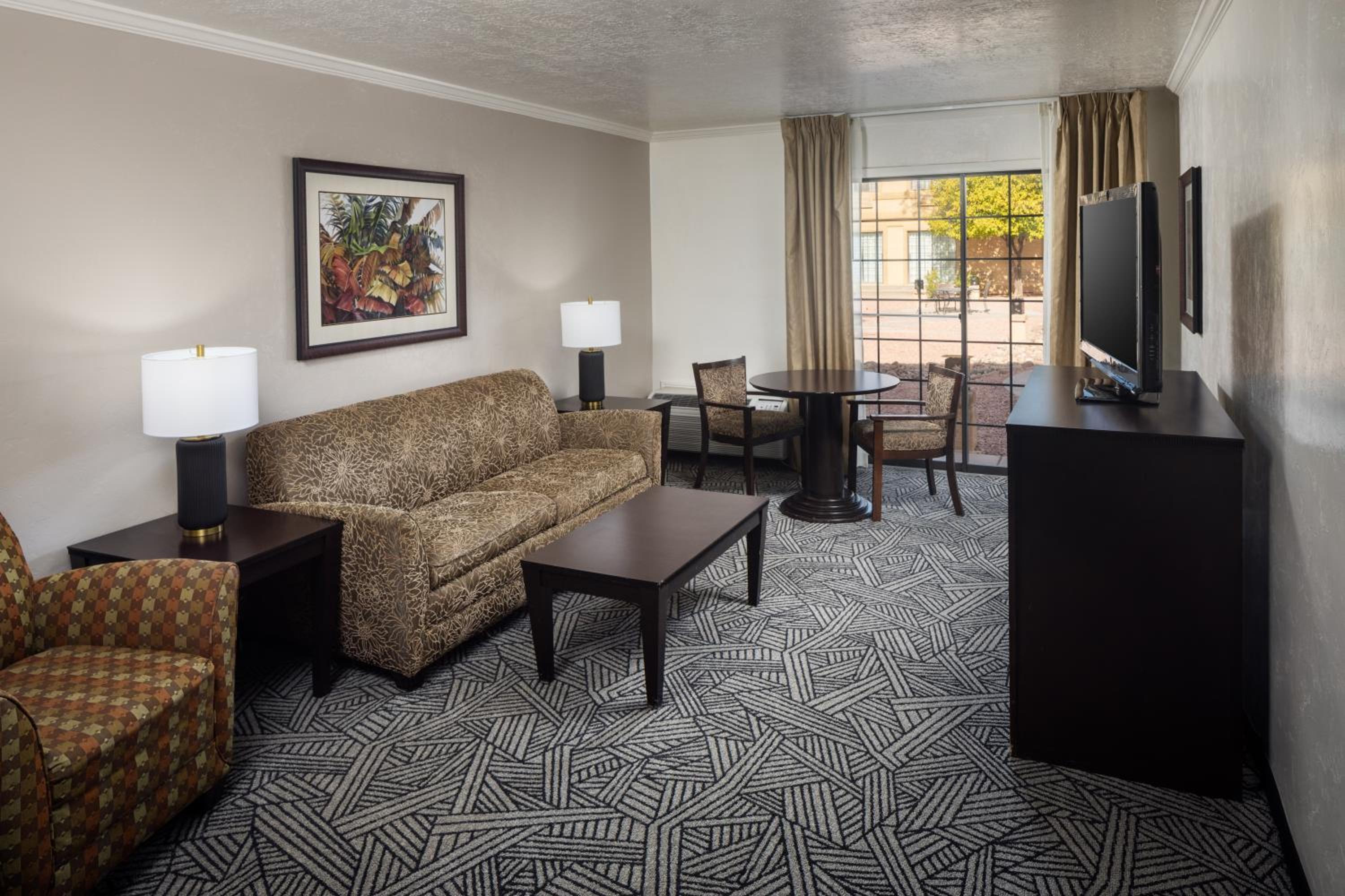 One-Bedroom King Suite with Pool View - Non-Smoking - Photo 4