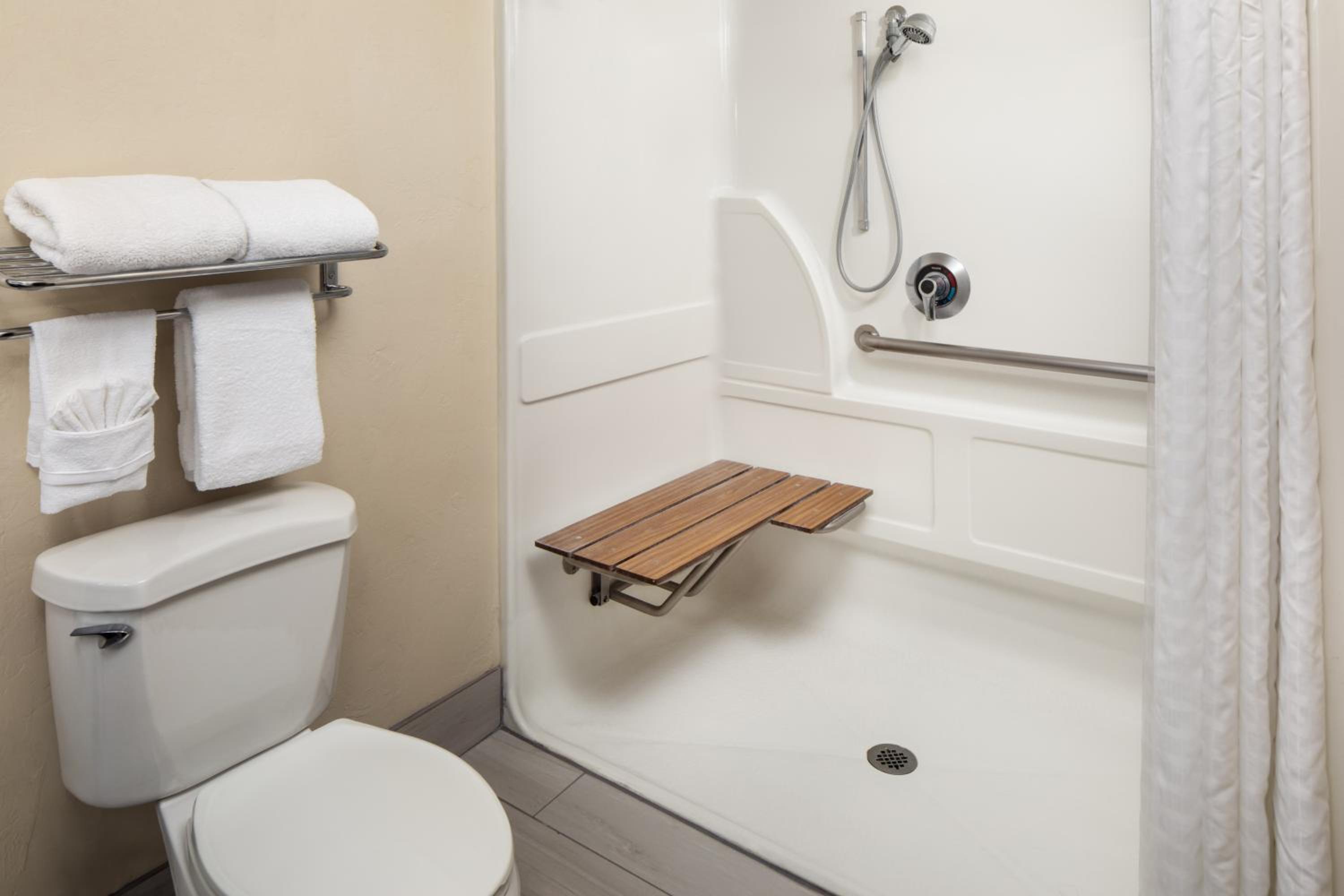 King Room with Roll-in Shower - Mobility Access/Non-Smoking - Photo 4