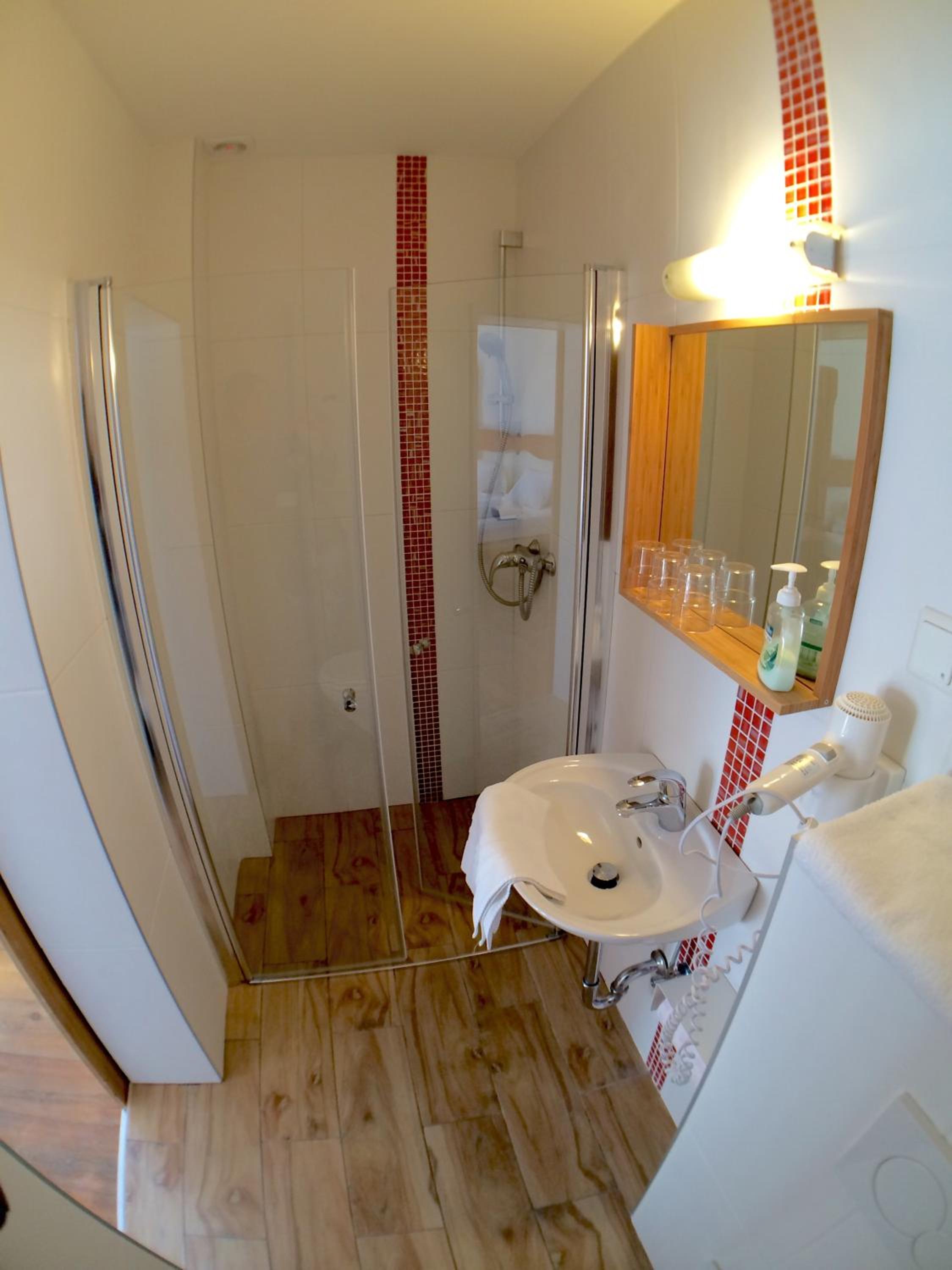 Small Double Room with Extra Bed - Photo 8