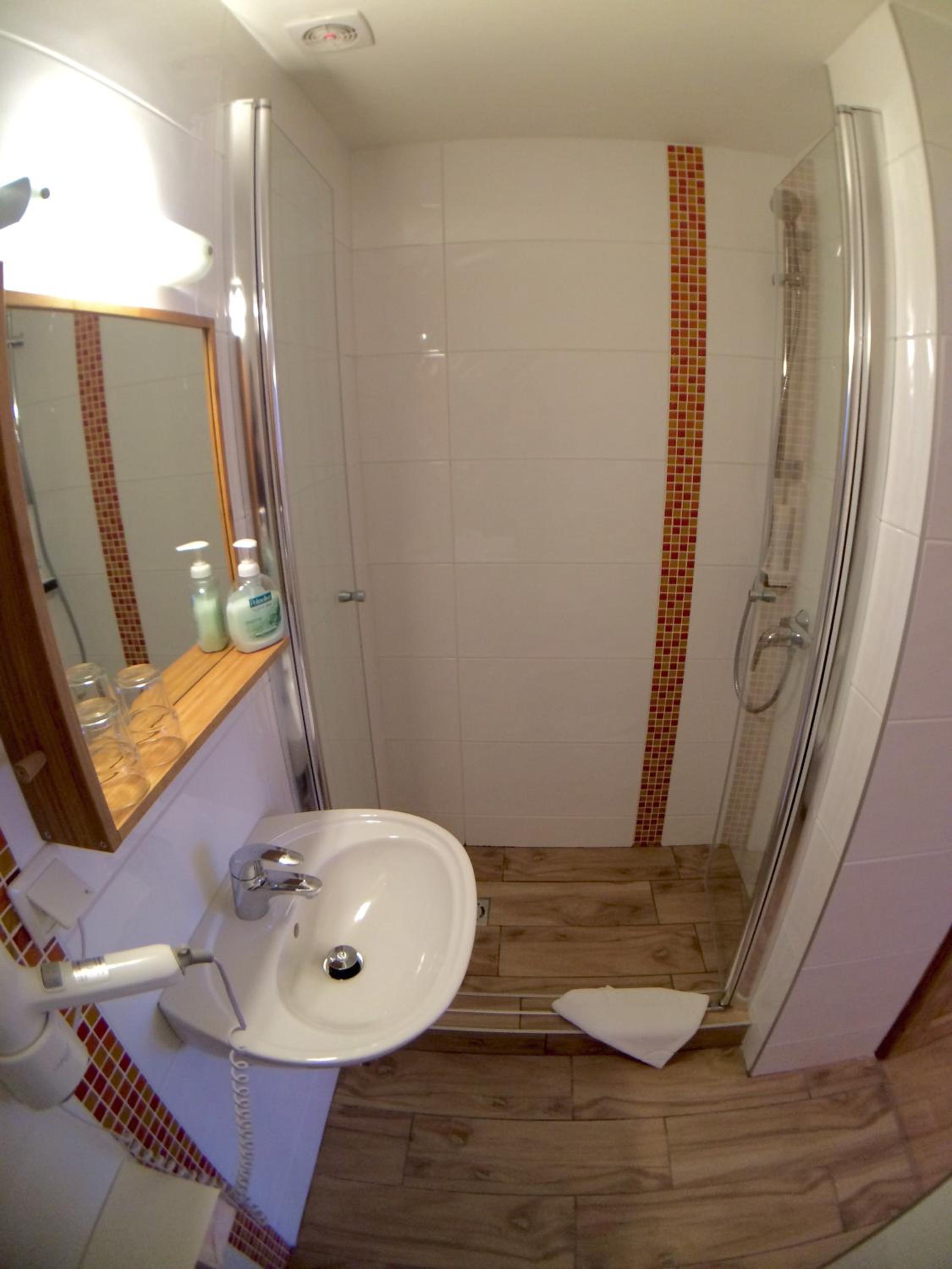 Small Double Room with Lake View - Second Floor - Photo 5