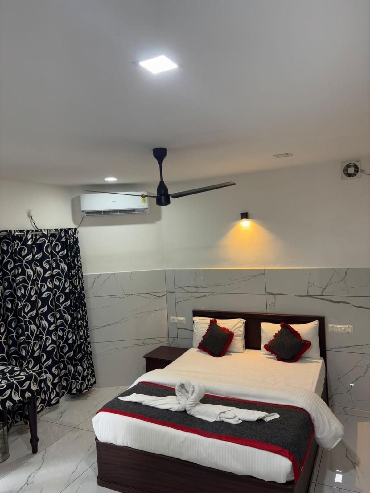 Deluxe Room (2 Adults + 1 Child) photo 3