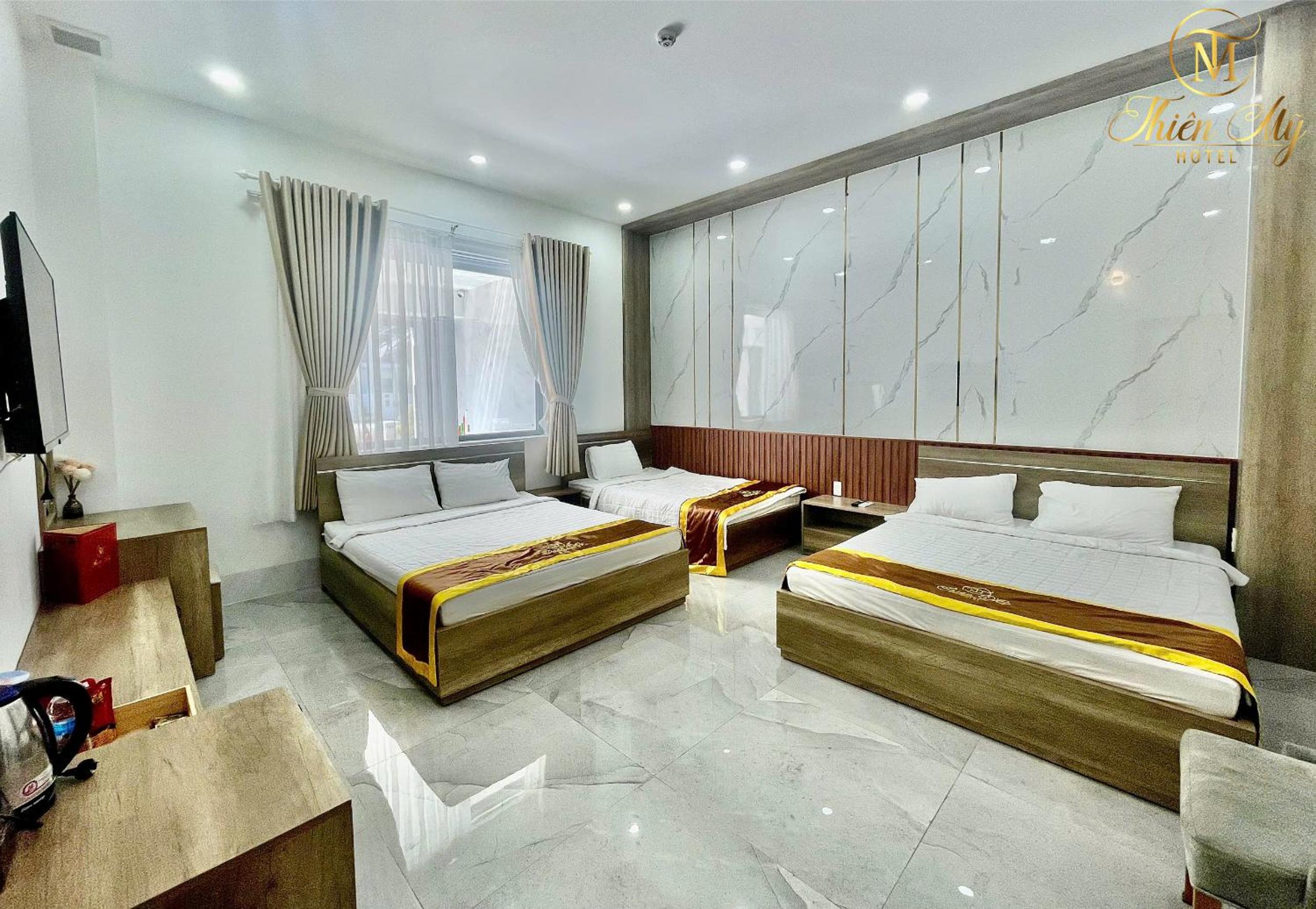 Superior Family Room photo 3