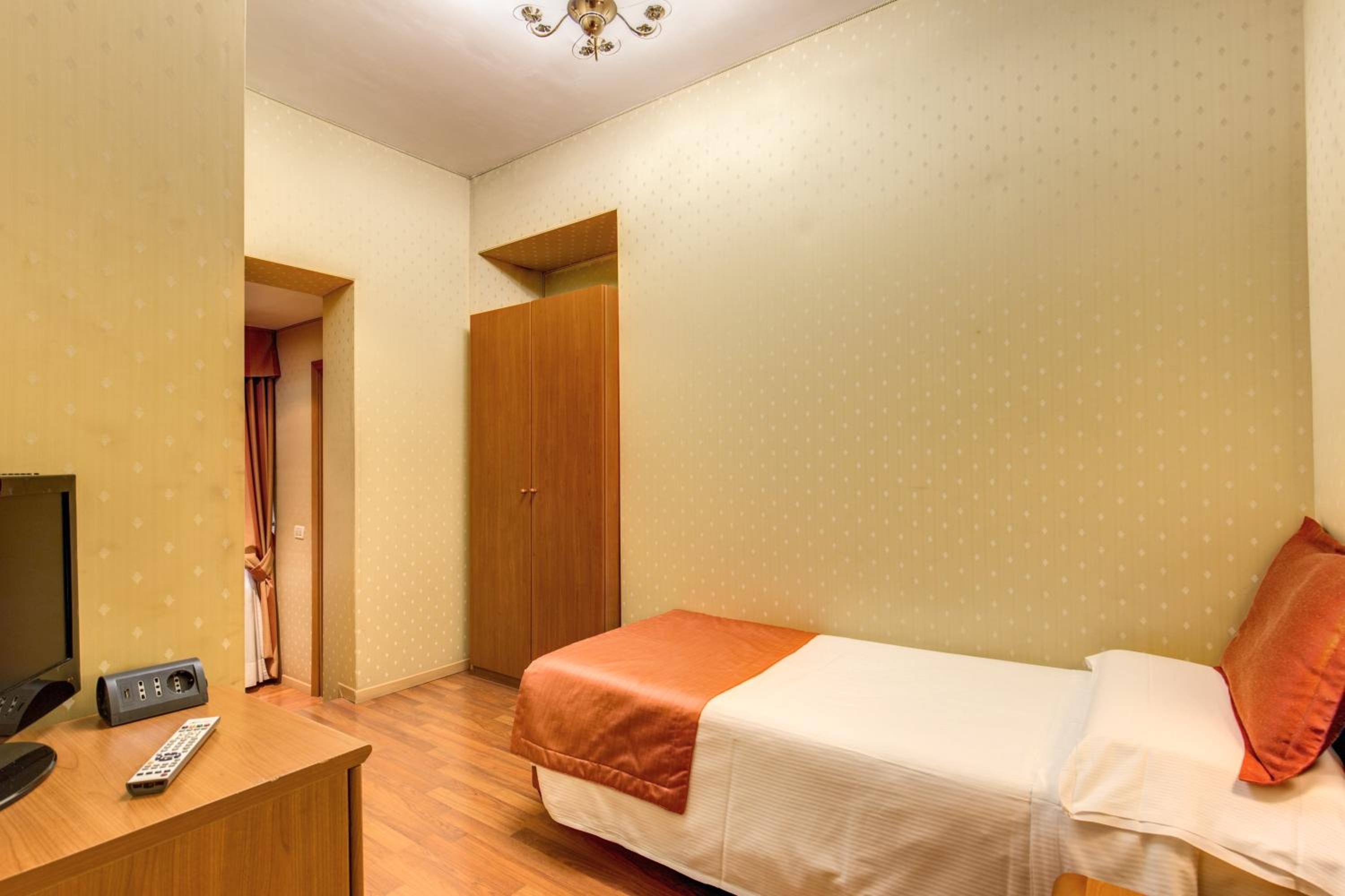 Hotel Flower Garden - Photo 25