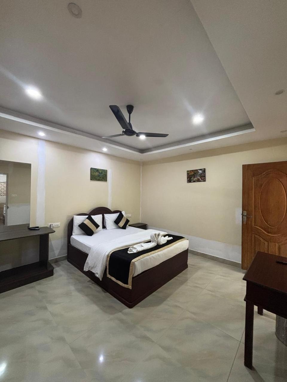Deluxe Room (2 Adults + 1 Child)