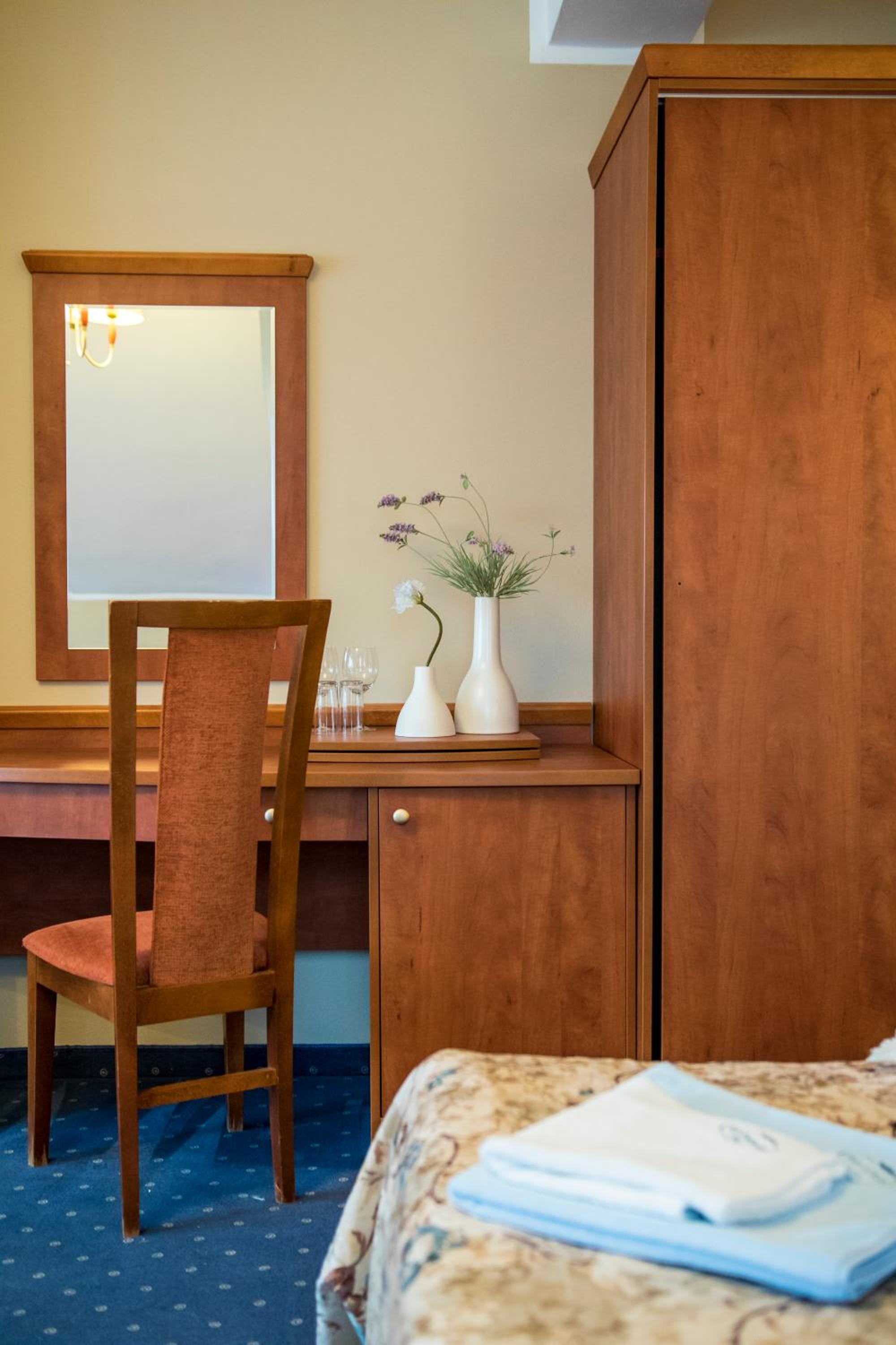 Double or Twin Room - Photo 18