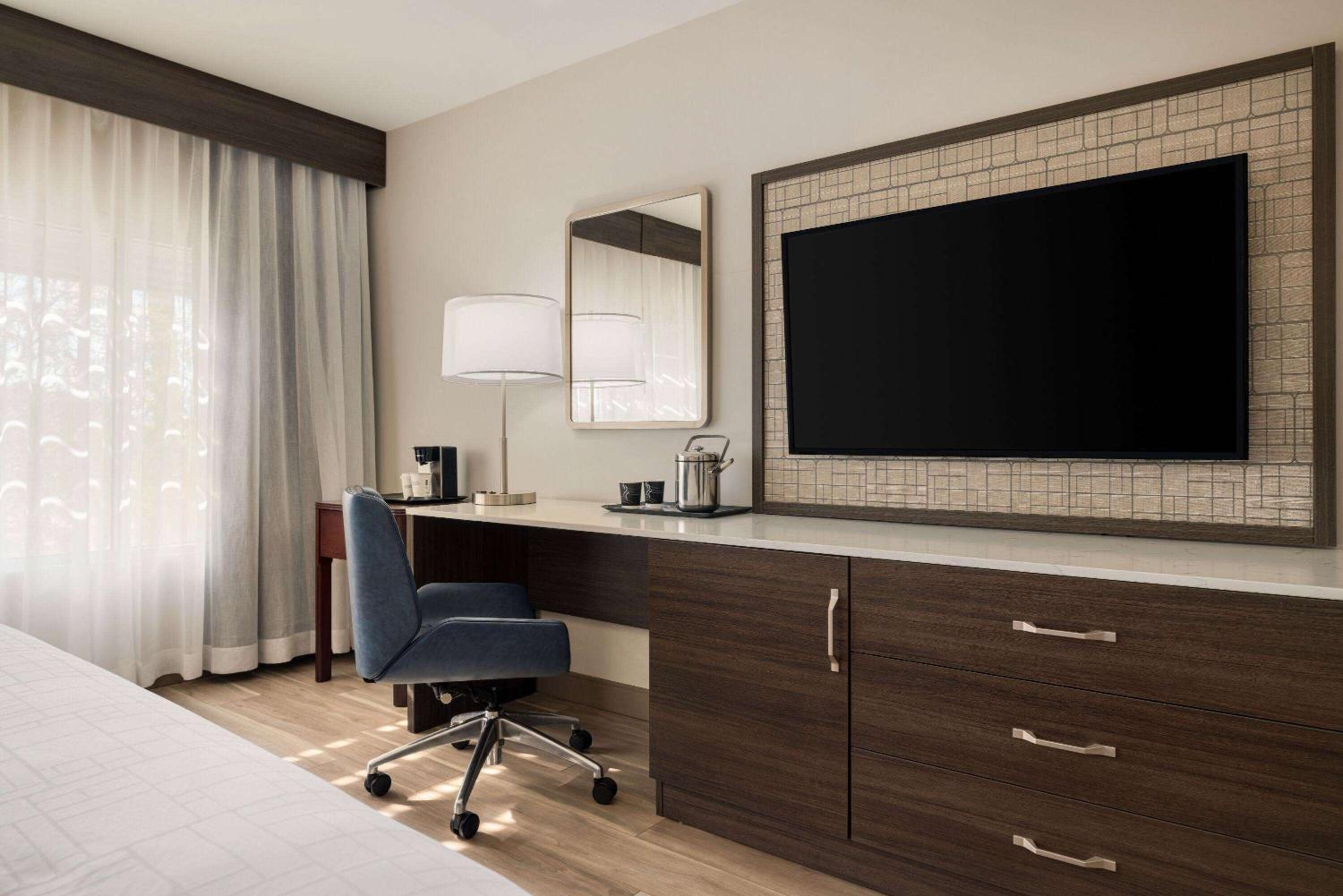 King Room with Mobility Access and Bathtub withGrab Bars -  Non-Smoking - Photo 3