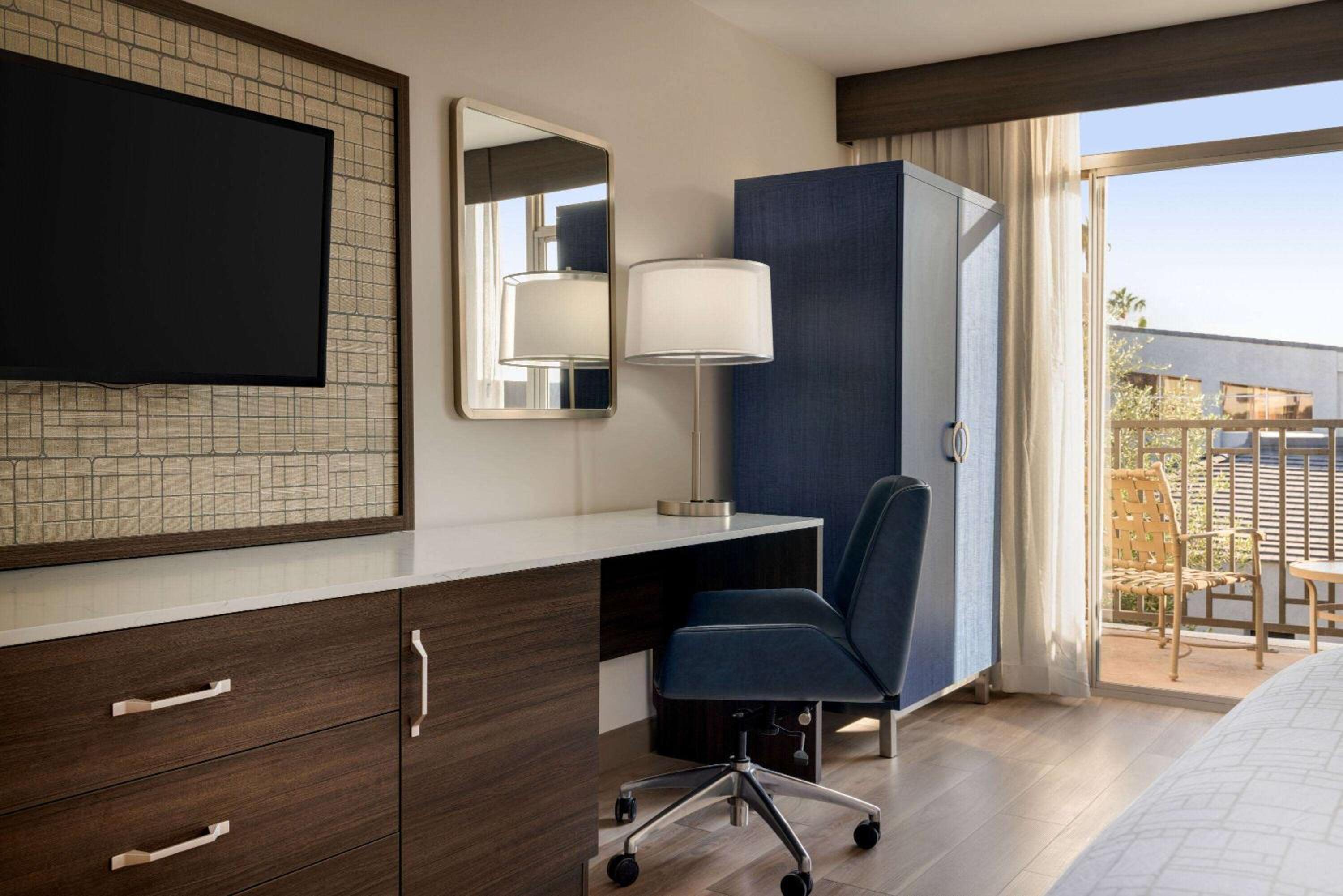 King Room with Balcony - Non-Smoking - Photo 3