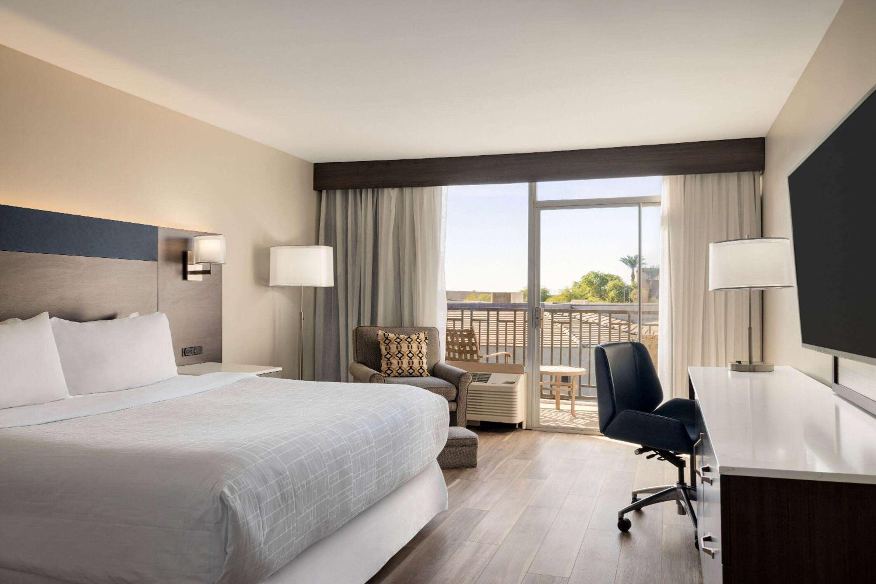 King Deluxe Room with Pool View and Balcony -  Non-Smoking - Photo 1