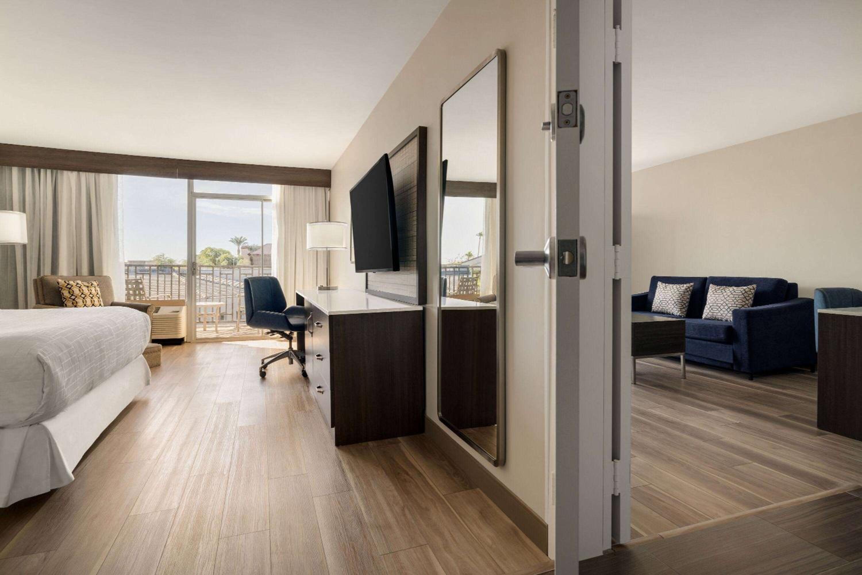King Deluxe Room with Pool View and Balcony -  Non-Smoking - Photo 3