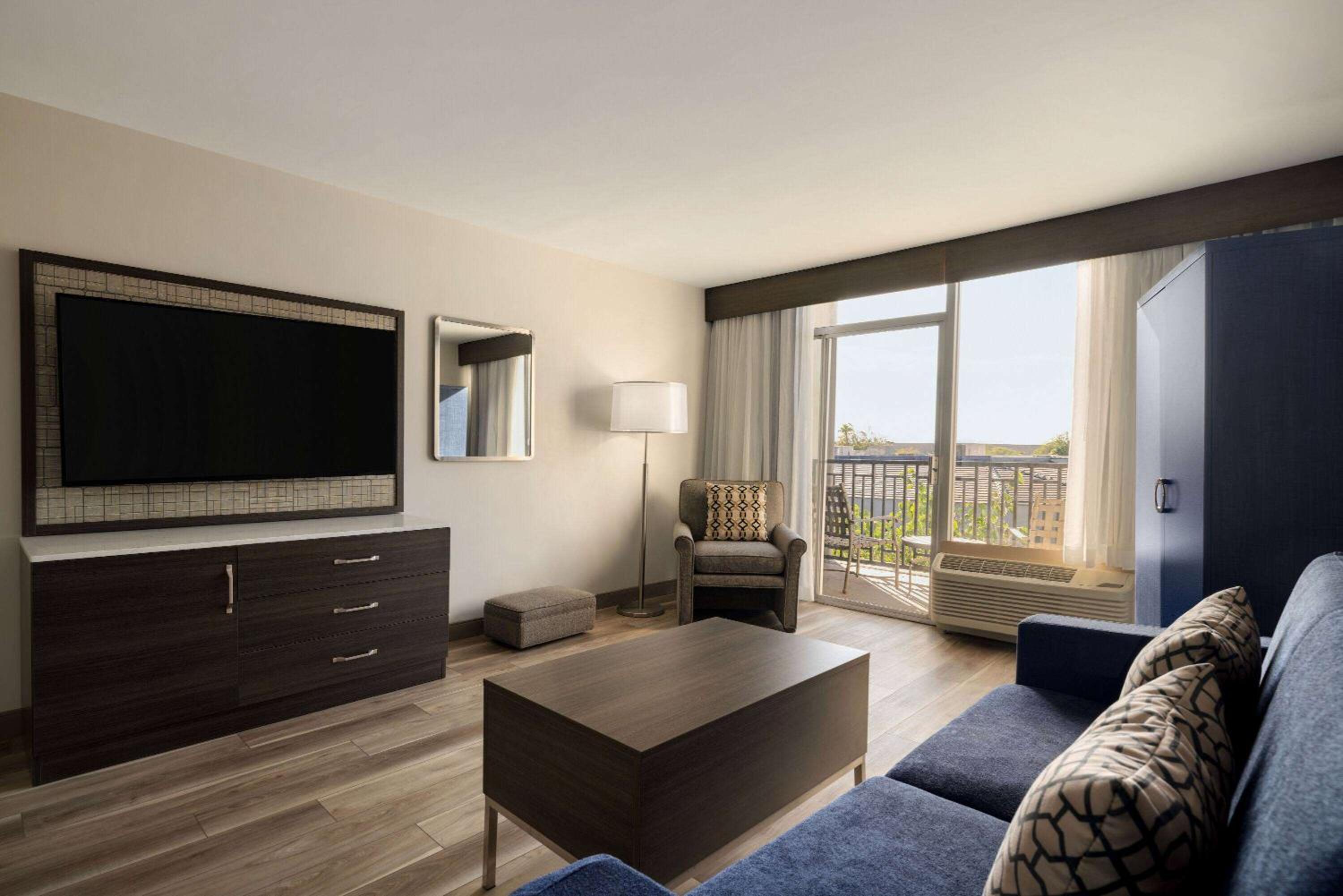 King Deluxe Room with Pool View and Balcony -  Non-Smoking - Photo 4