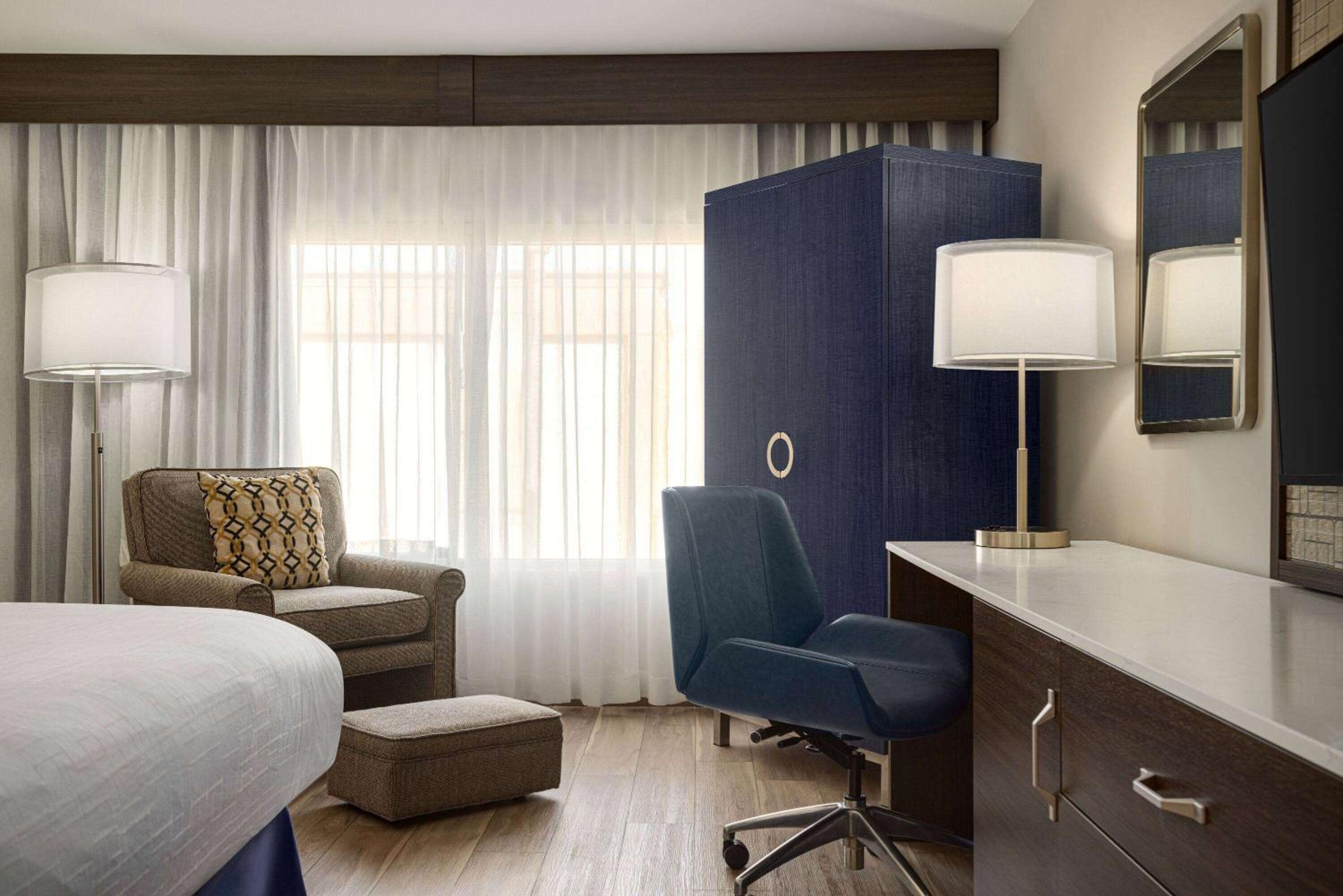 King Room - Non-Smoking - Photo 2
