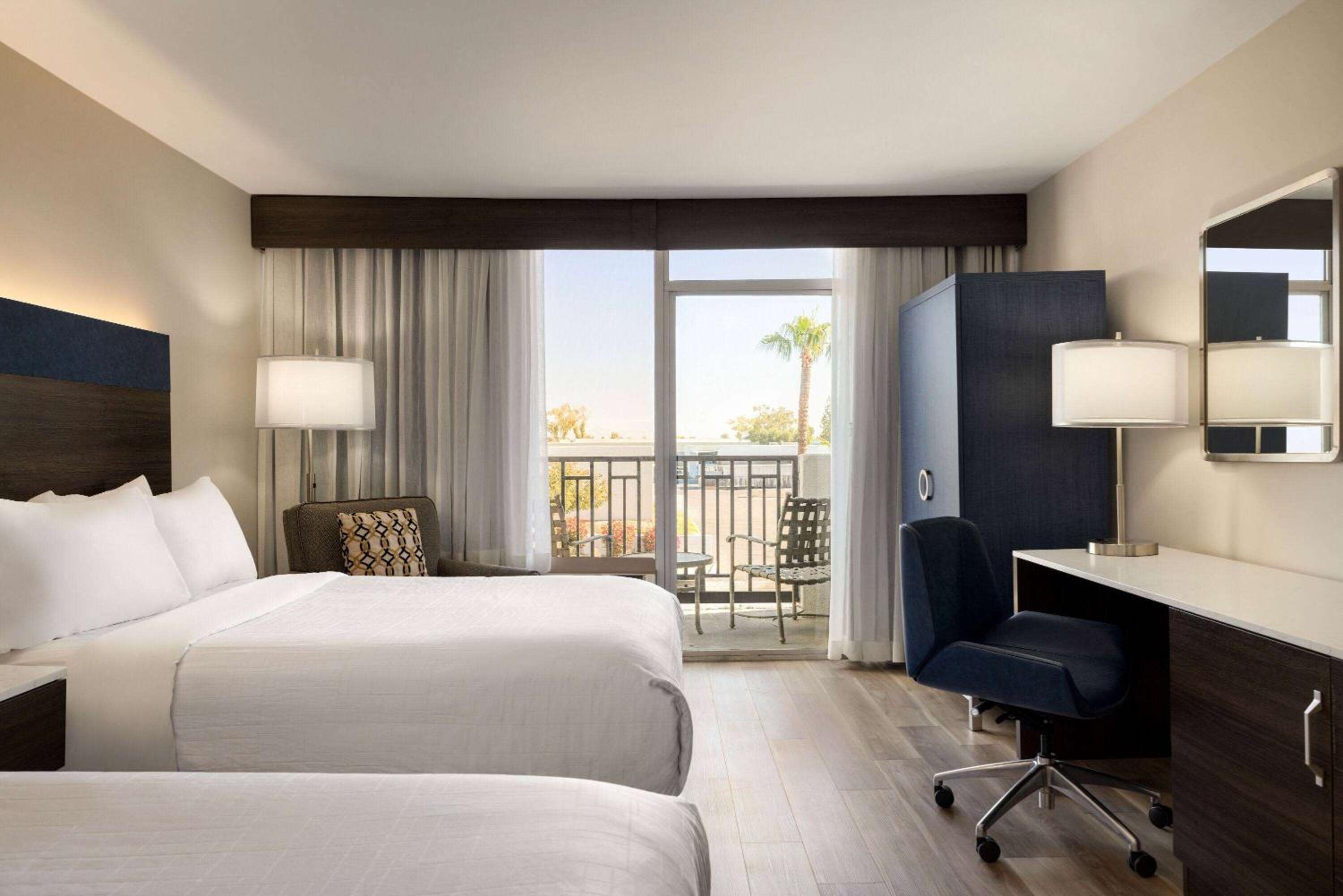Double Room with Two Double Beds and Balcony - Non-Smoking - Photo 2