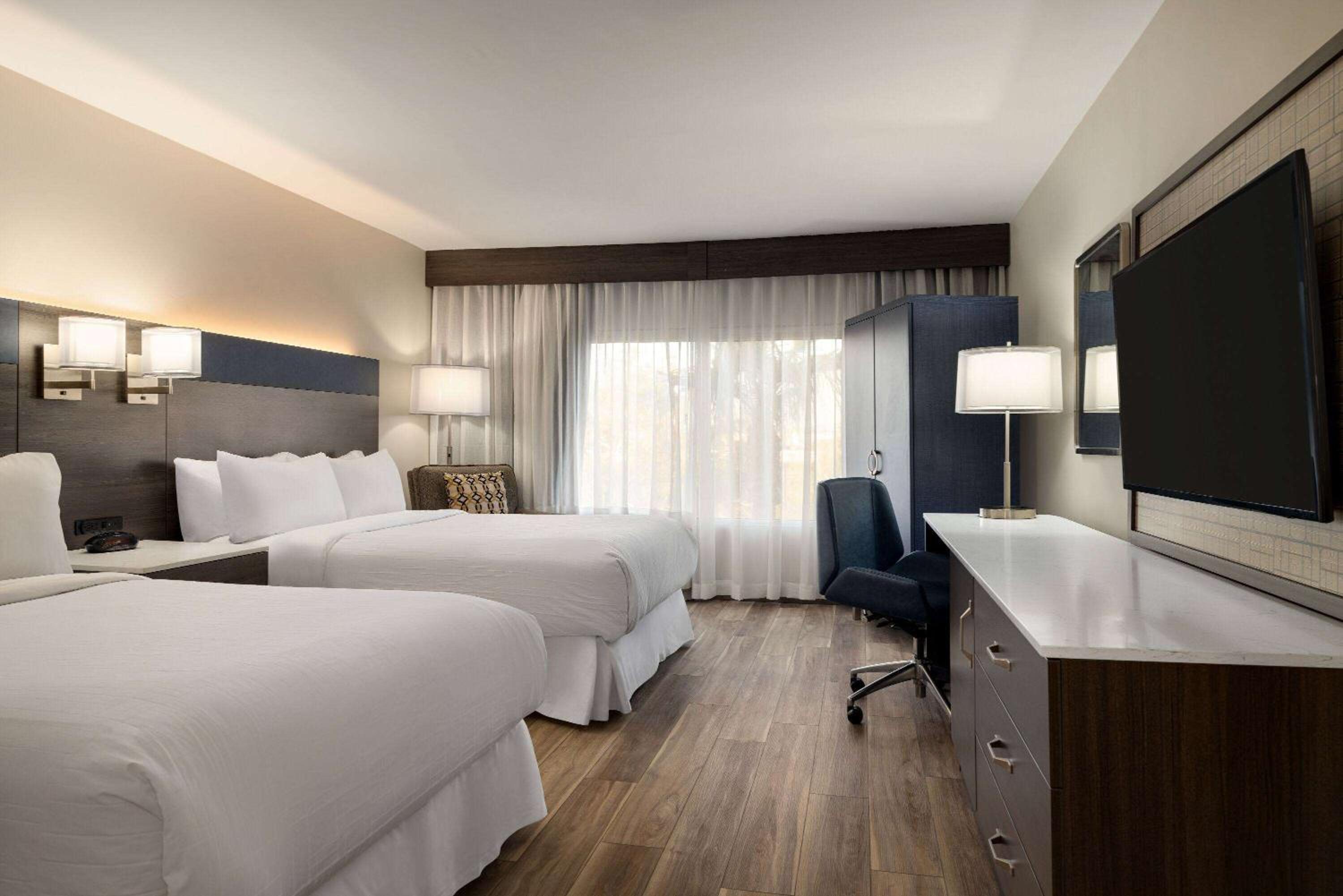 Double Room with Two Double Beds and Balcony - Non-Smoking - Photo 4