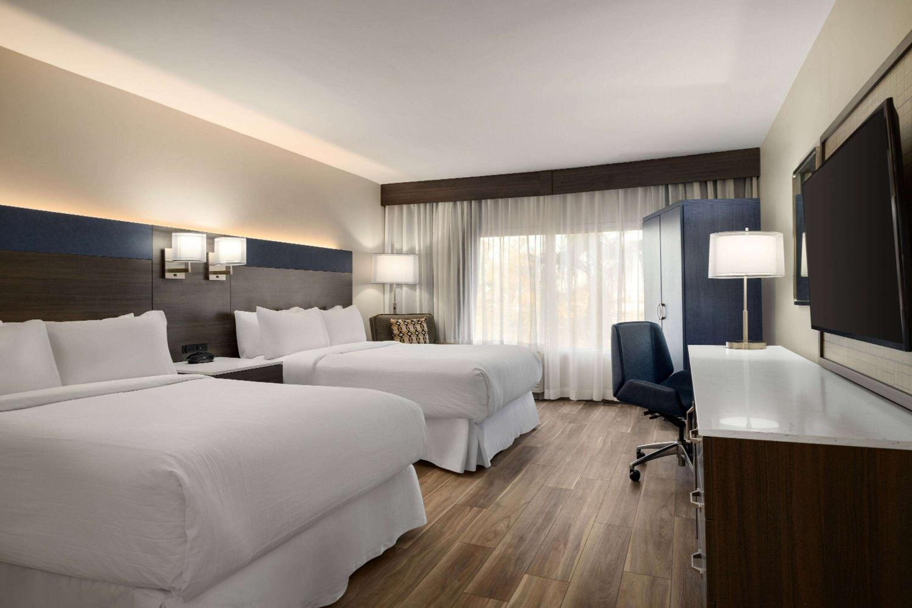 Double Room with Two Double Beds and Balcony - Non-Smoking - Photo 5
