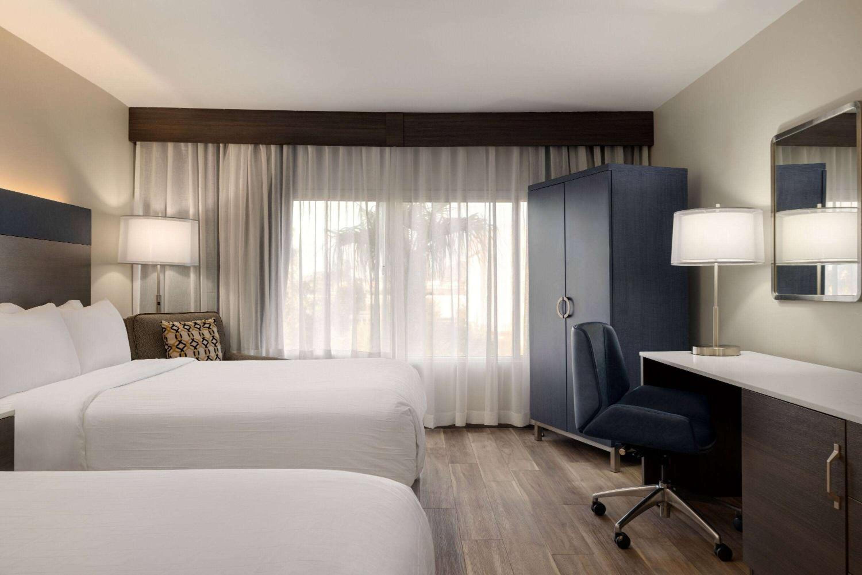 Double Room with Two Double Beds and Balcony - Non-Smoking - Photo 6