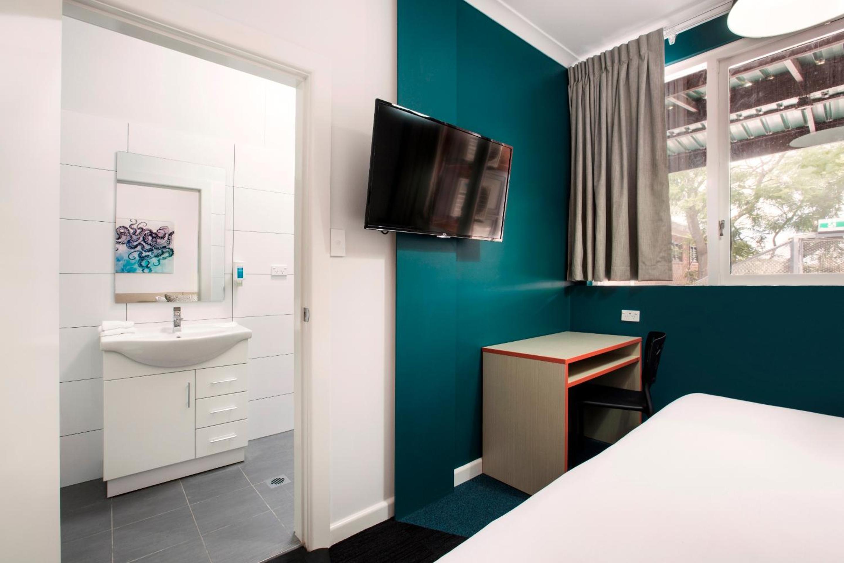 Queen Studio with Private Bathroom, photo 7