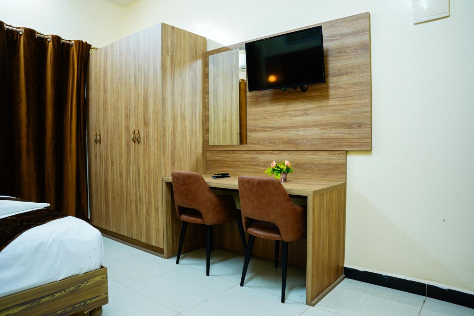 Deluxe Double Room (2 Adults + 1 Child)