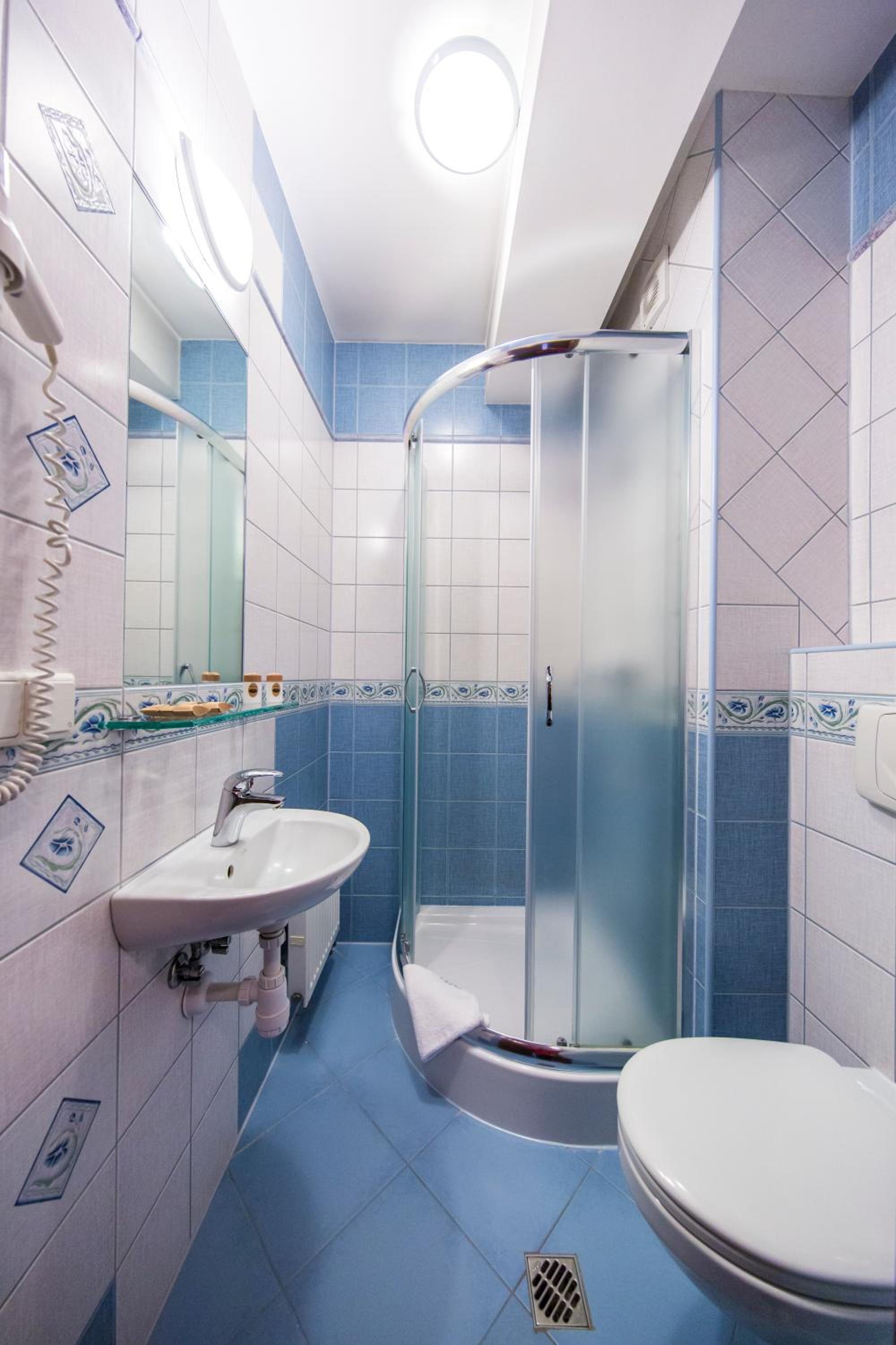 Double or Twin Room - Photo 4