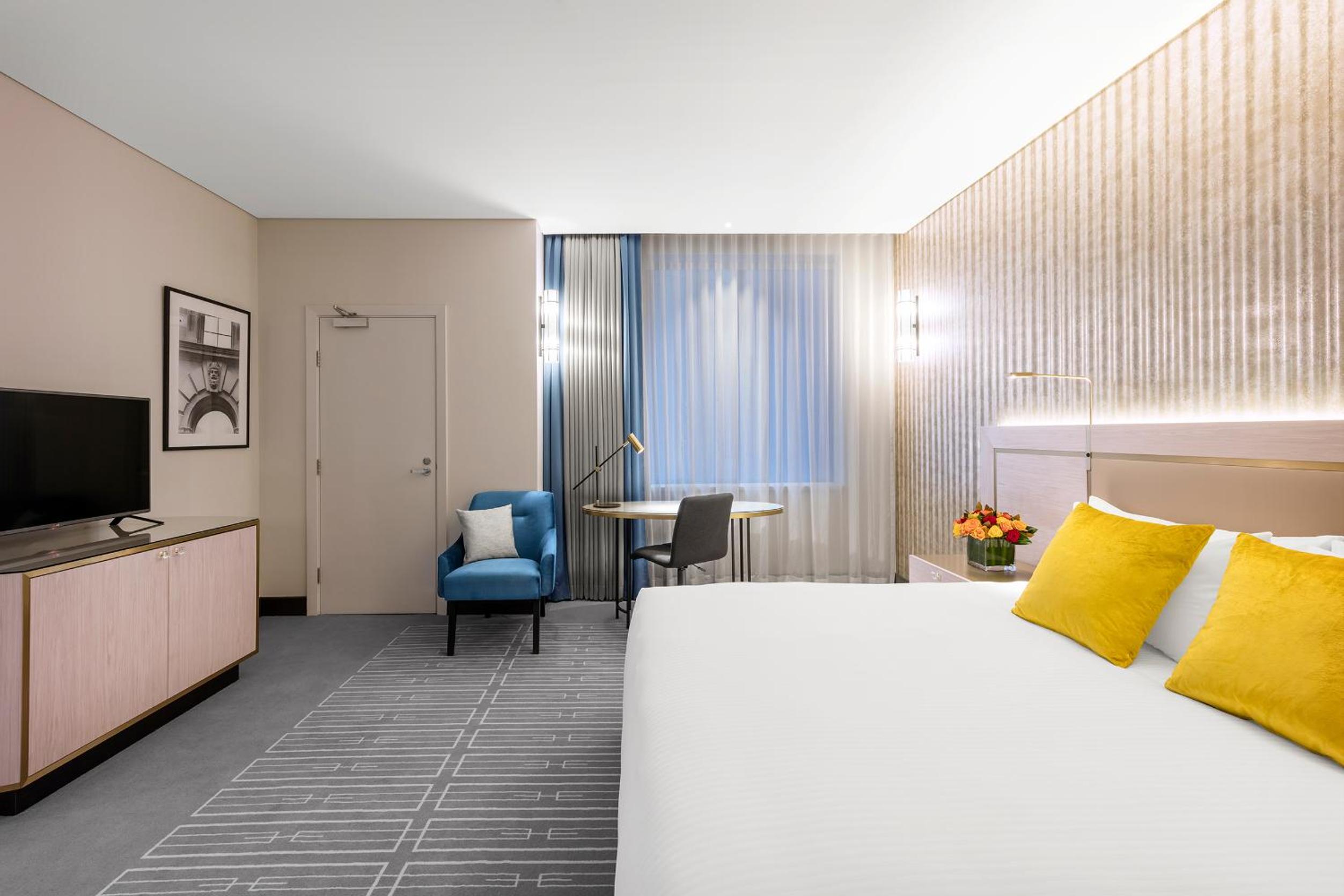 Premier Queen Room - Atrium View