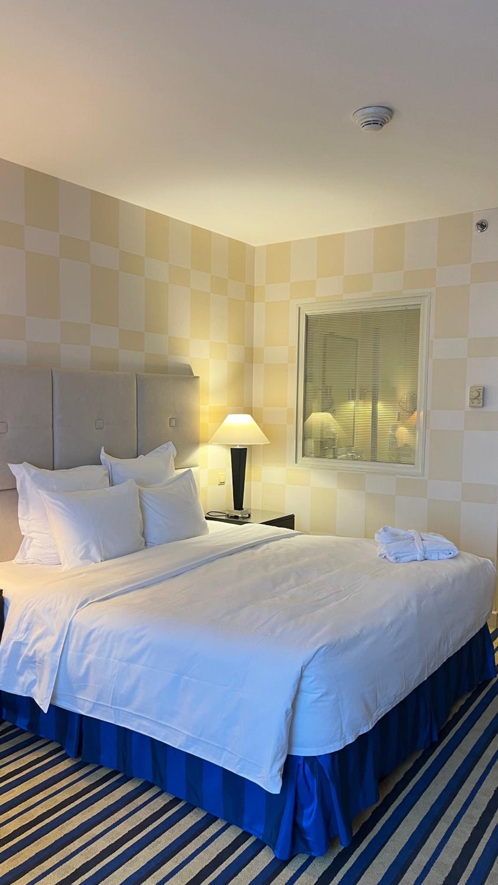 Deluxe Room with 1 King bed - Photo 2