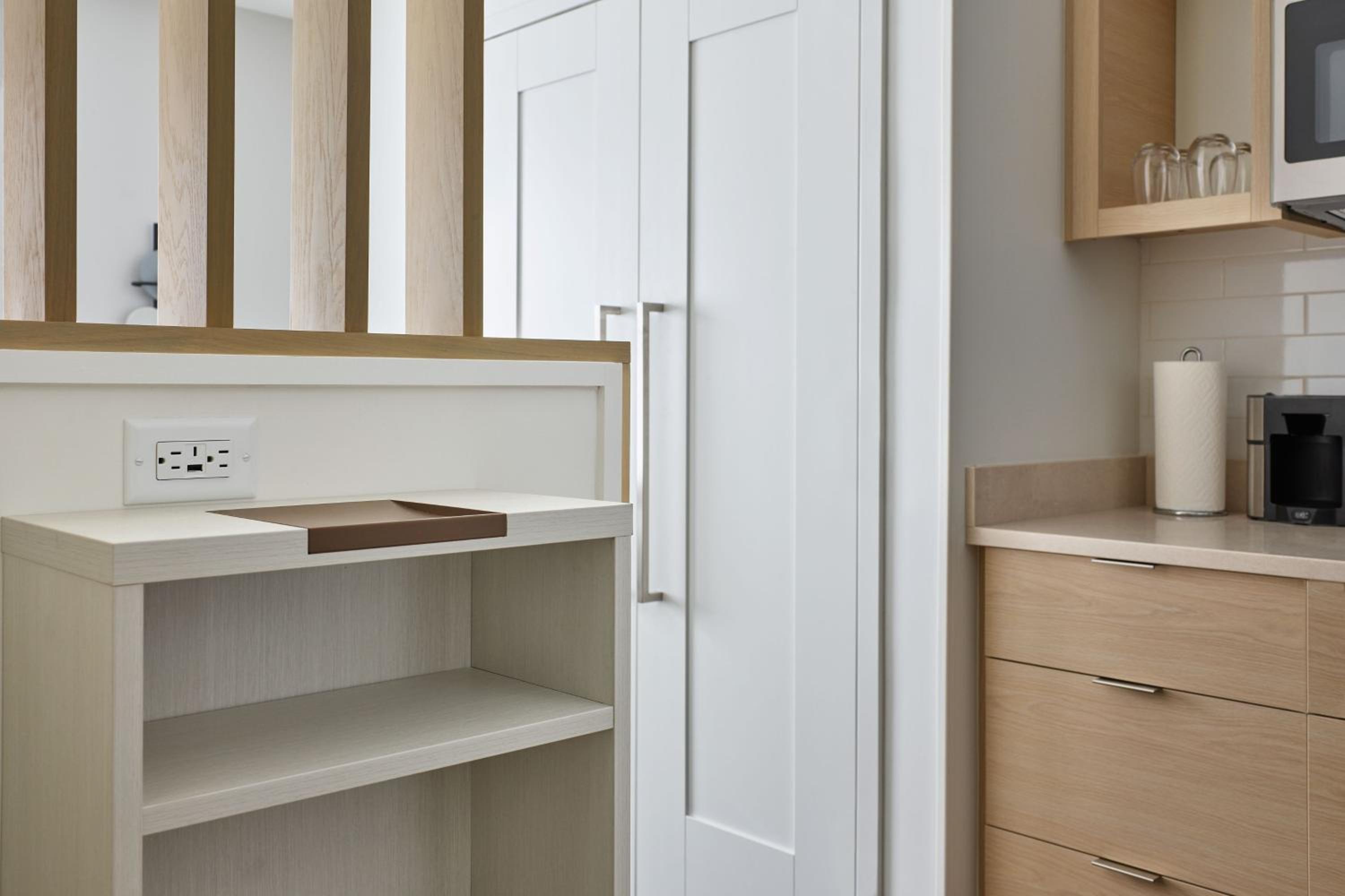 Top Floor, Studio, 2 Queen, Mountain view (Mobility &amp; Hearing Accessible w/ Roll-in Shower) - Photo 5