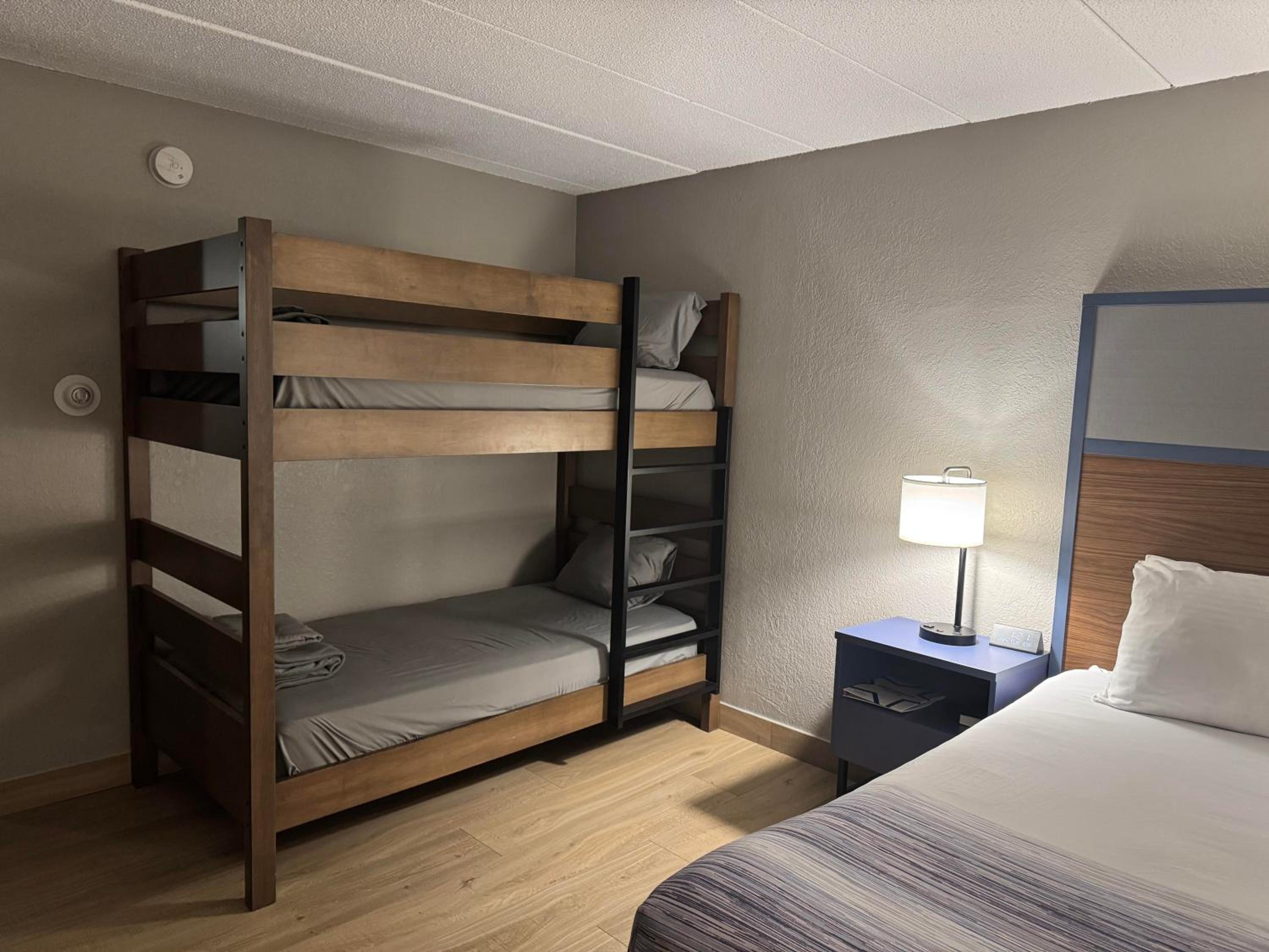 Queen Room with One Queen Bed and One Single Bunk Bed - Non-Smoking - Photo 2