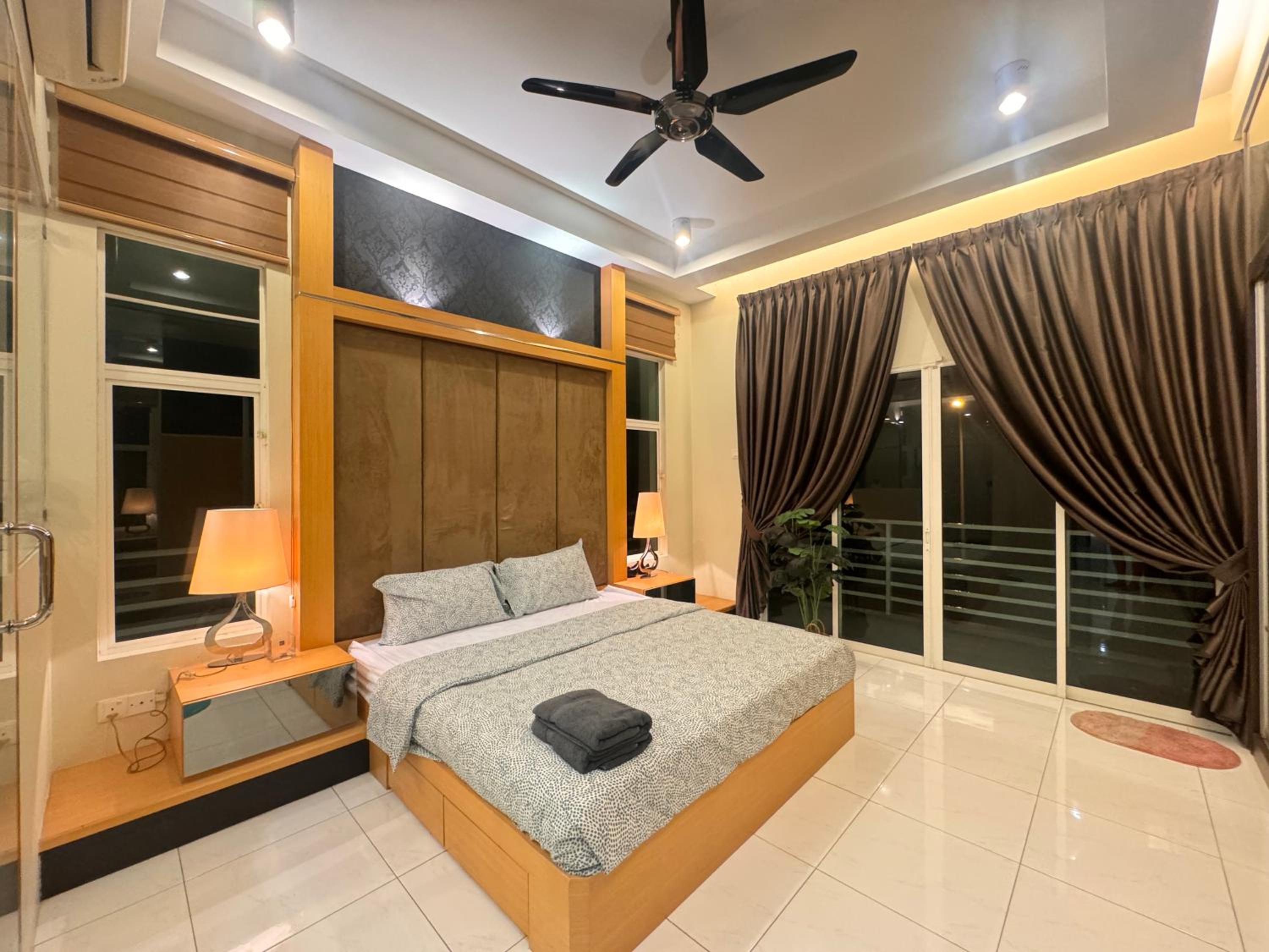 Tiara Lake Front House