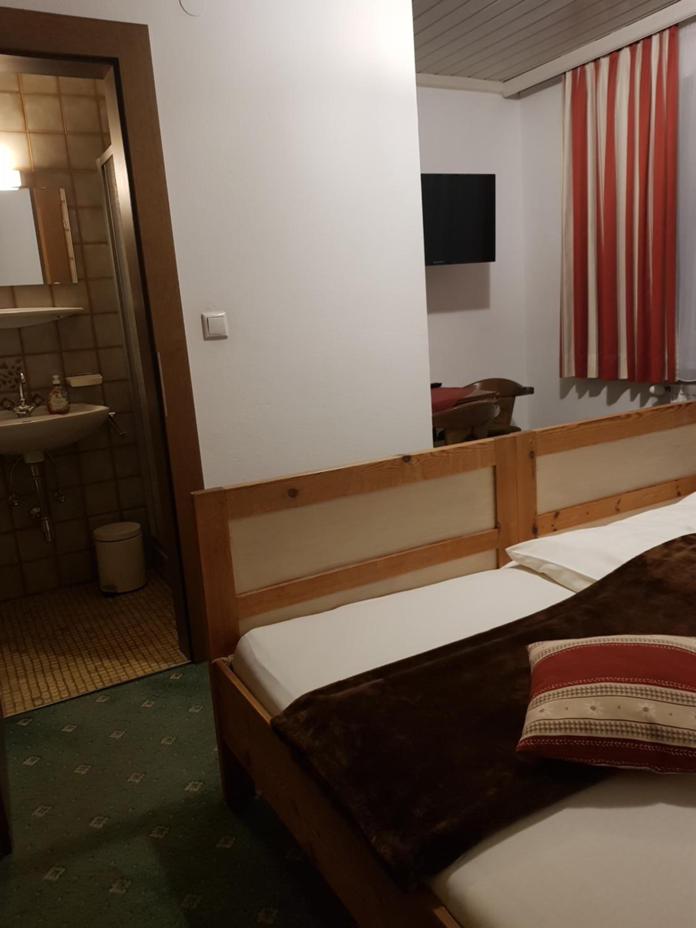 Budget Double Room photo 3