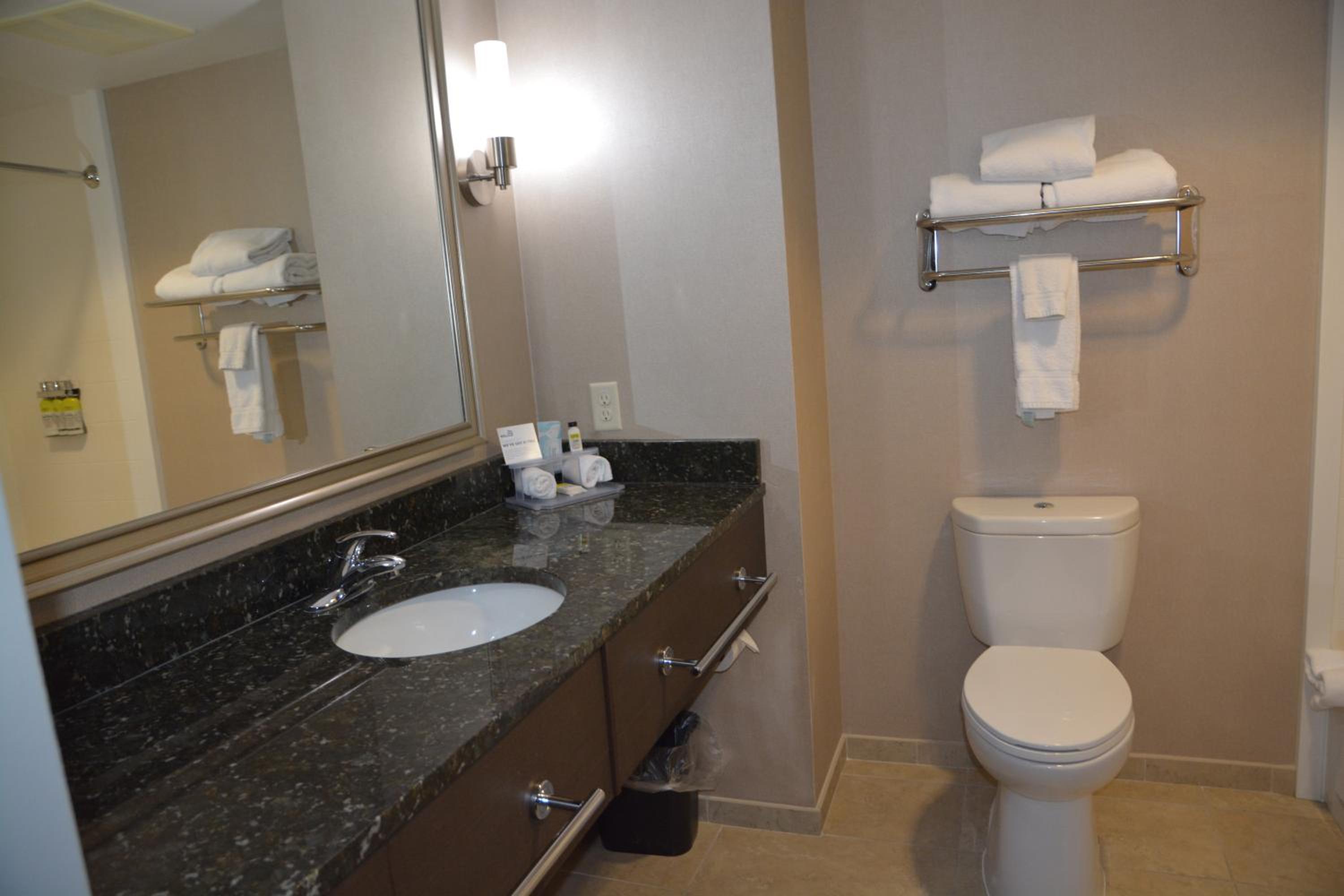 Twin Room - Mobility Access/Hearing Accessible photo 2