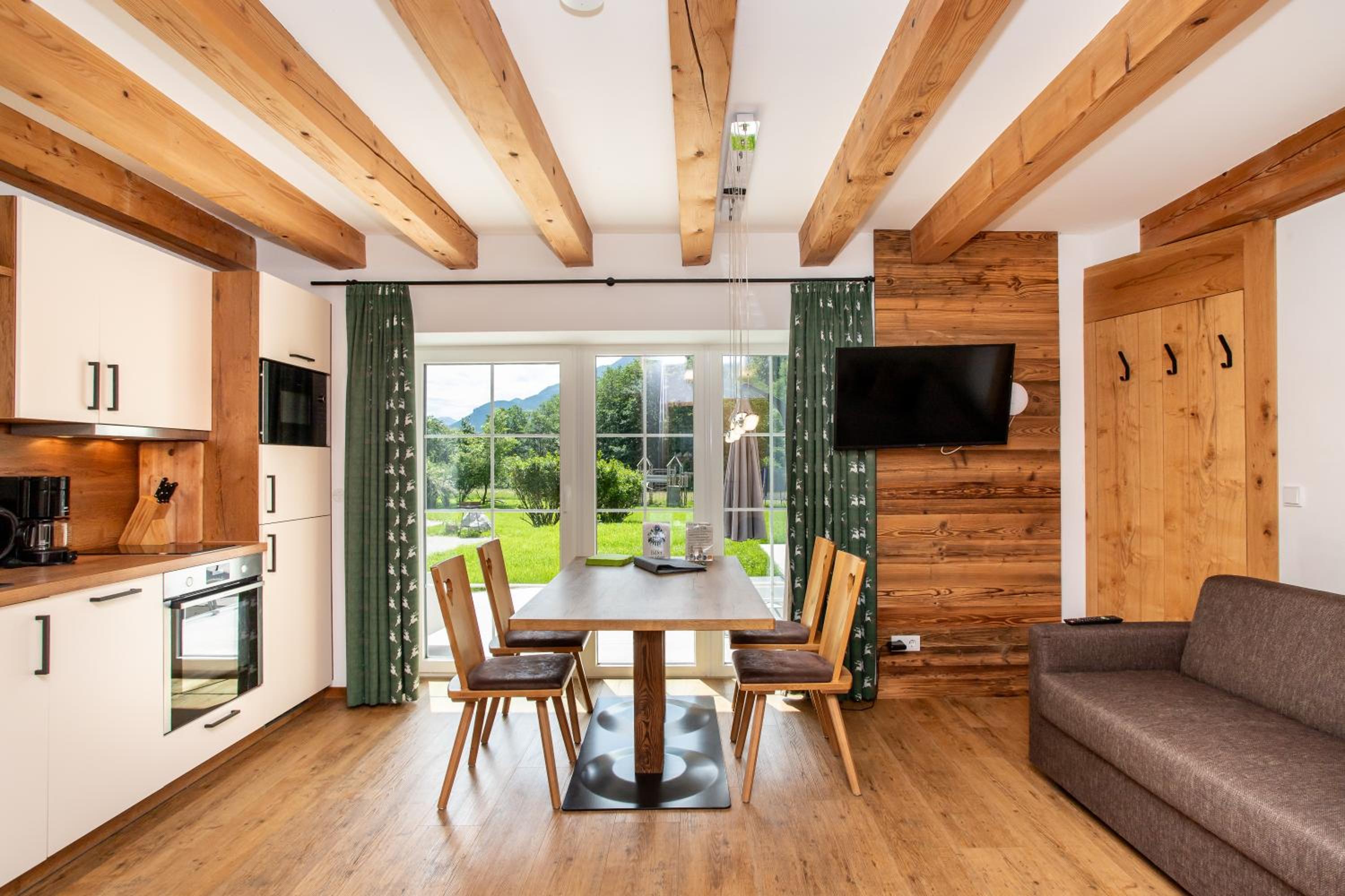 Six-Bedroom House photo 2