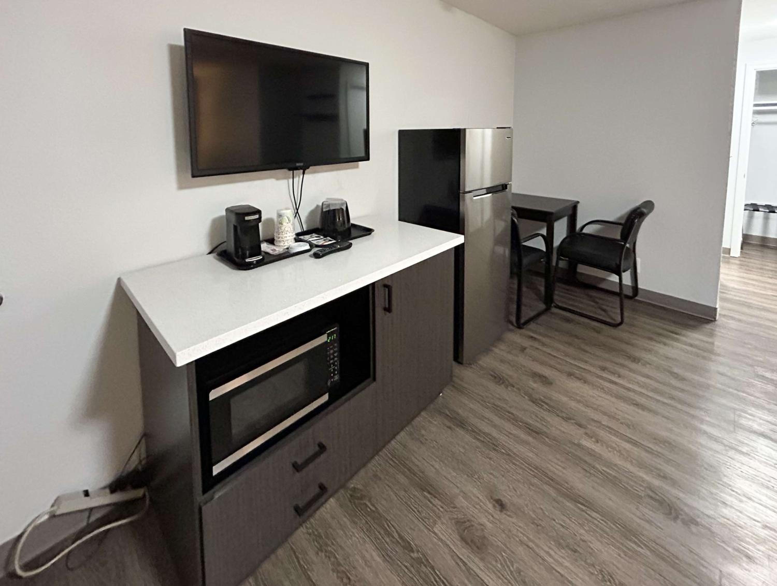 1 KING BED | SUITE, NON-SMOKING, MICFRIDGE photo 3