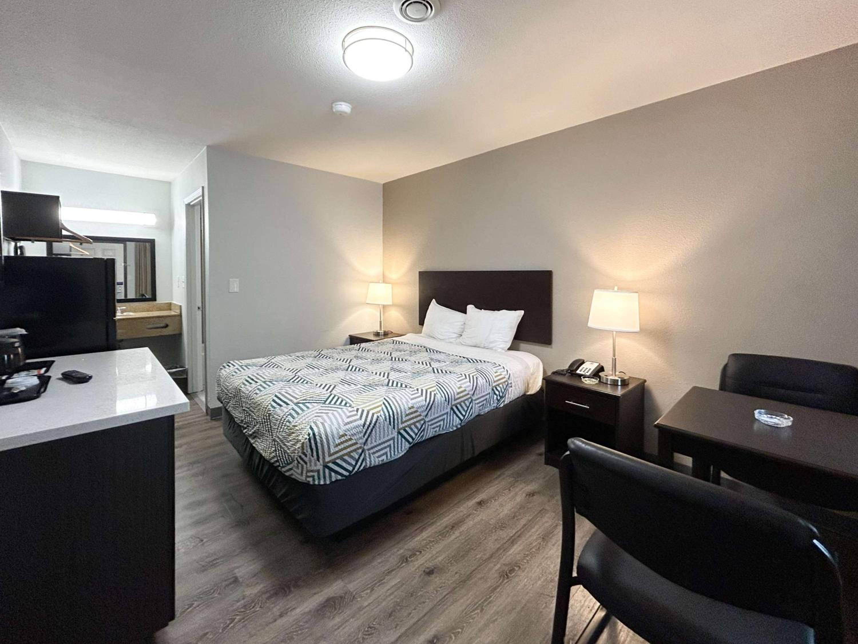 1 QUEEN BED | SUITE, NSMK, MICFRIDGE photo 2