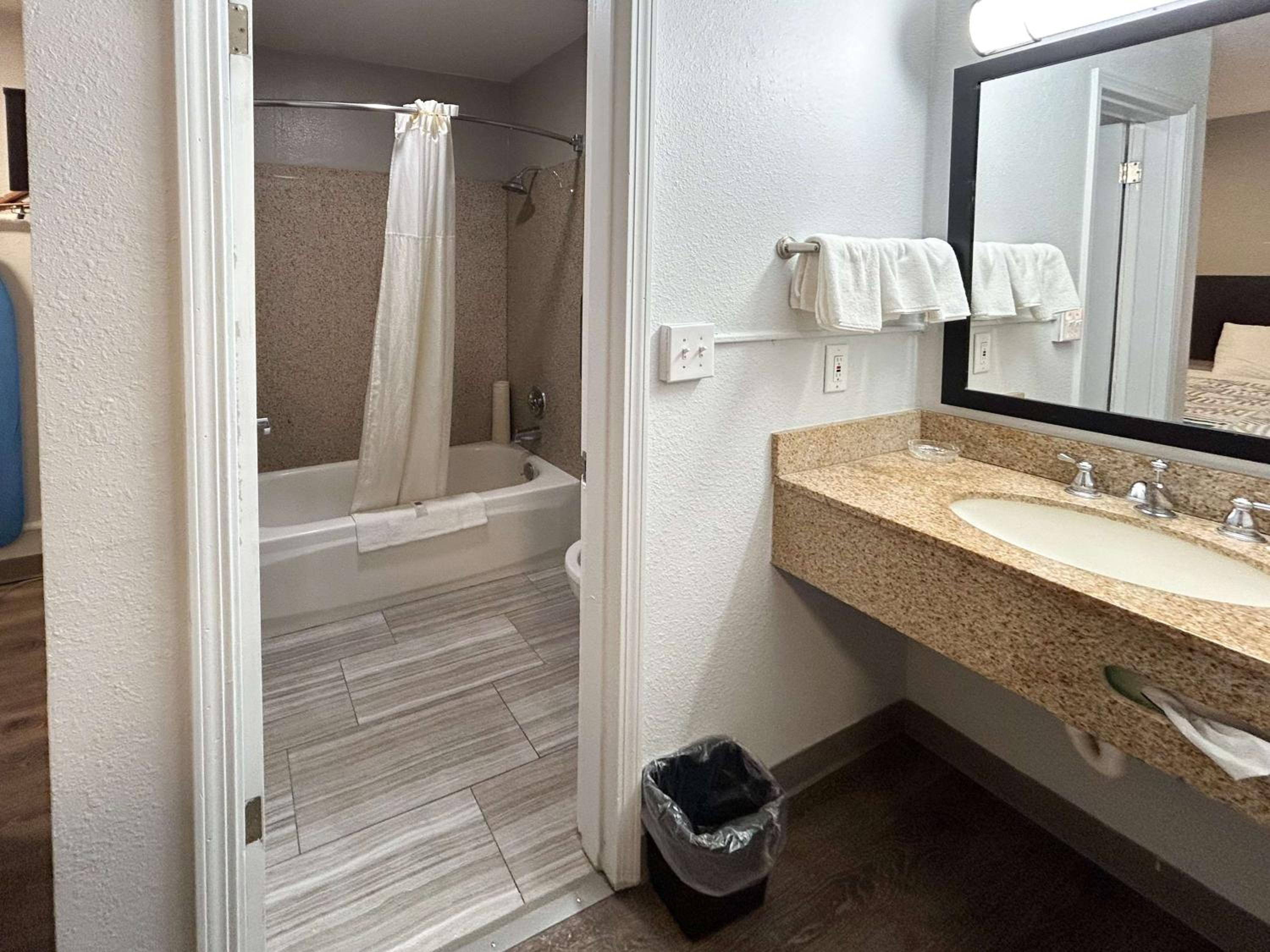 1 QUEEN BED | SUITE, NSMK, MICFRIDGE photo 3