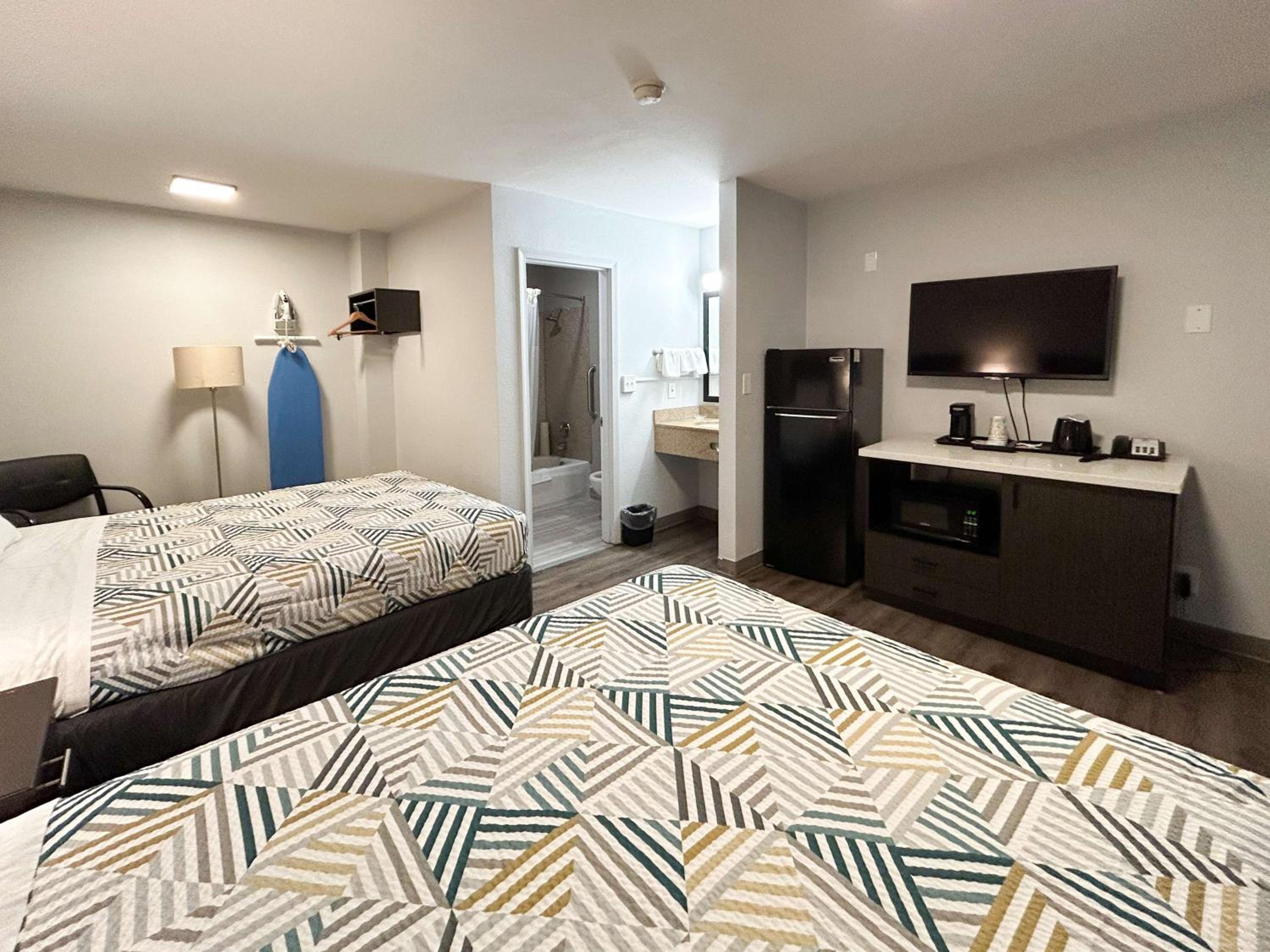 2 Queen Beds | Mobil Access Tub Smk Micfridge photo 1