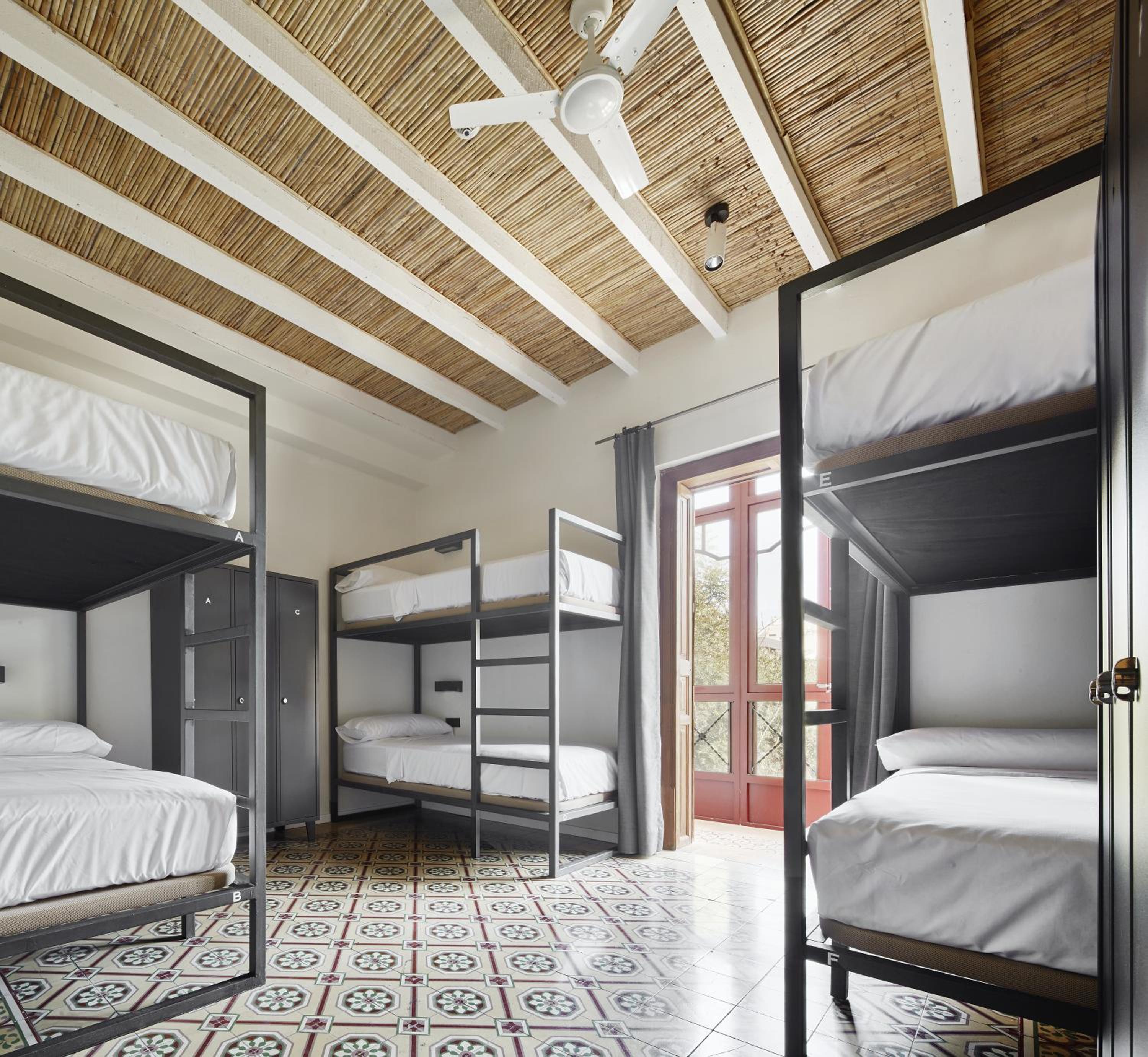 Cama en Habitación Compartida Femenina de 6 Camas