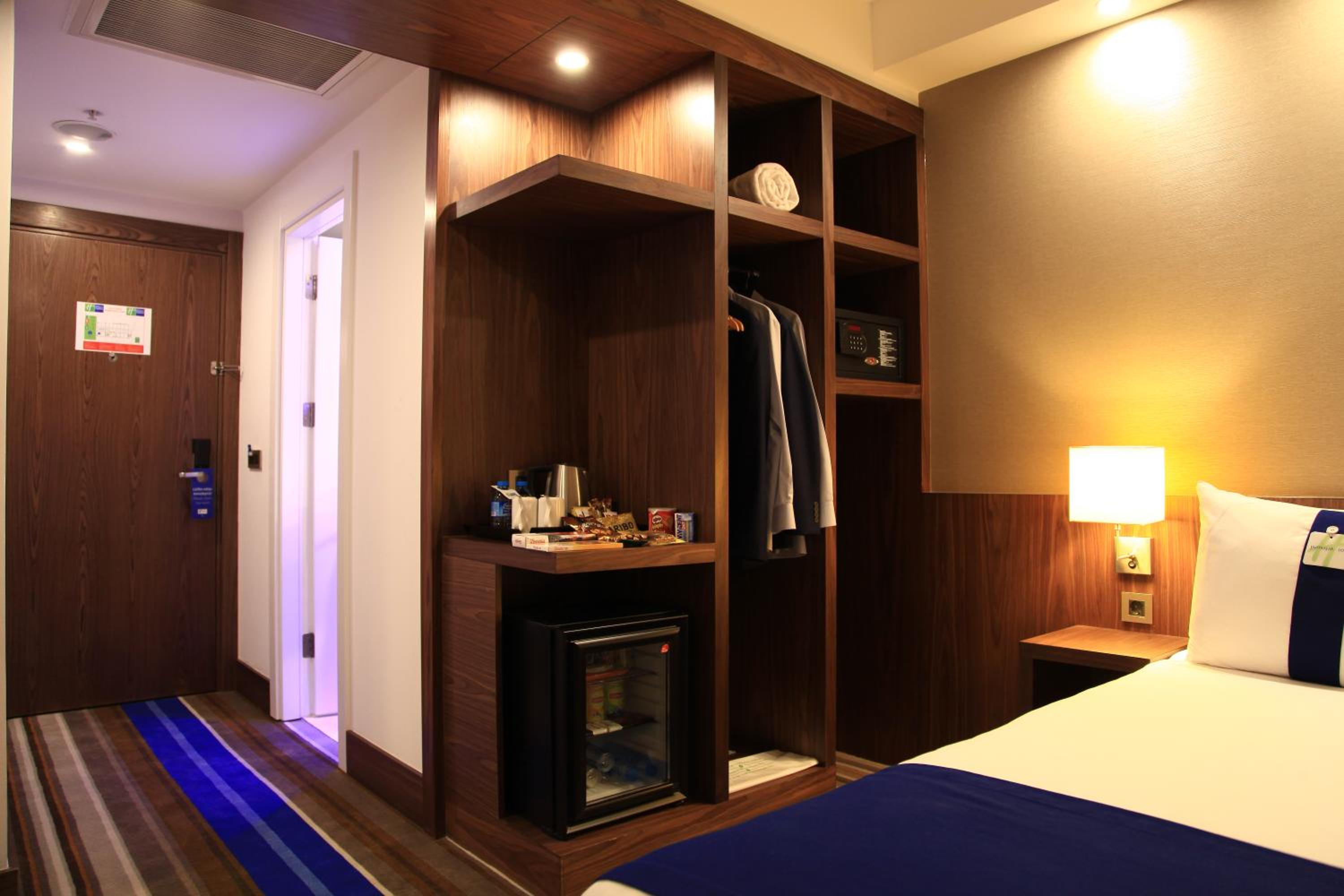 Standard Double Room with Sofa Bed - Smoking photo 1
